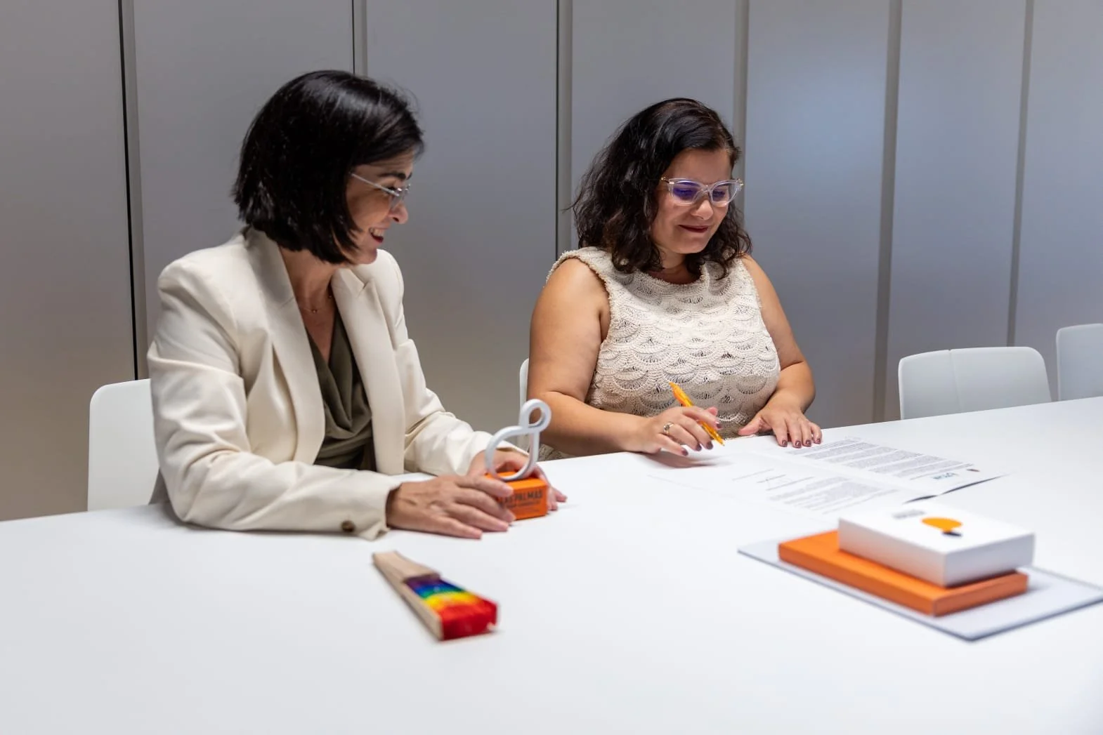 La alcaldesa Carolina Darias sostiene la escultura de LPGC'31 mientras la presidenta de la FECAM, María C. Brito, firma el manifiesto de adhesión