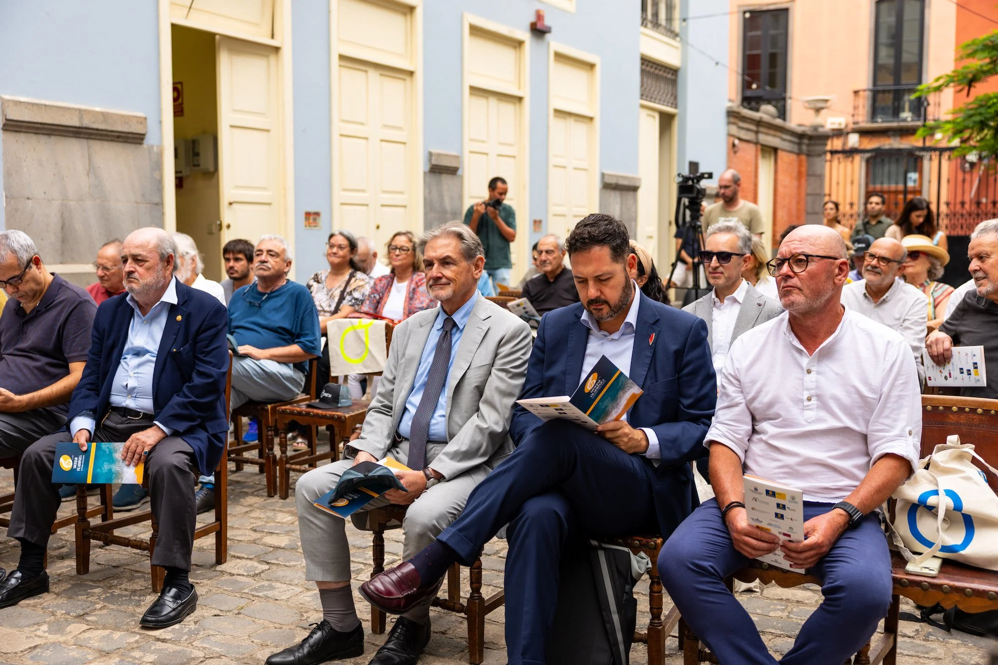 Público asistente a la presentación de la nueva temporada de la Sociedad Filarmónica, con el programa en la mano
