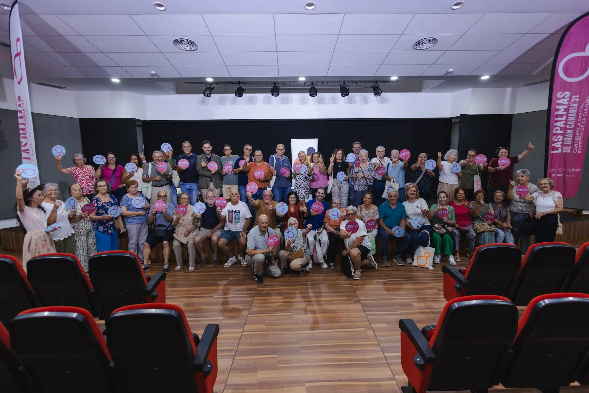 Representantes de una veintena de colectivos vecinales de Tamaraceite posan con pancartas de LPGC'31 tras la firma del manifiesto de apoyo