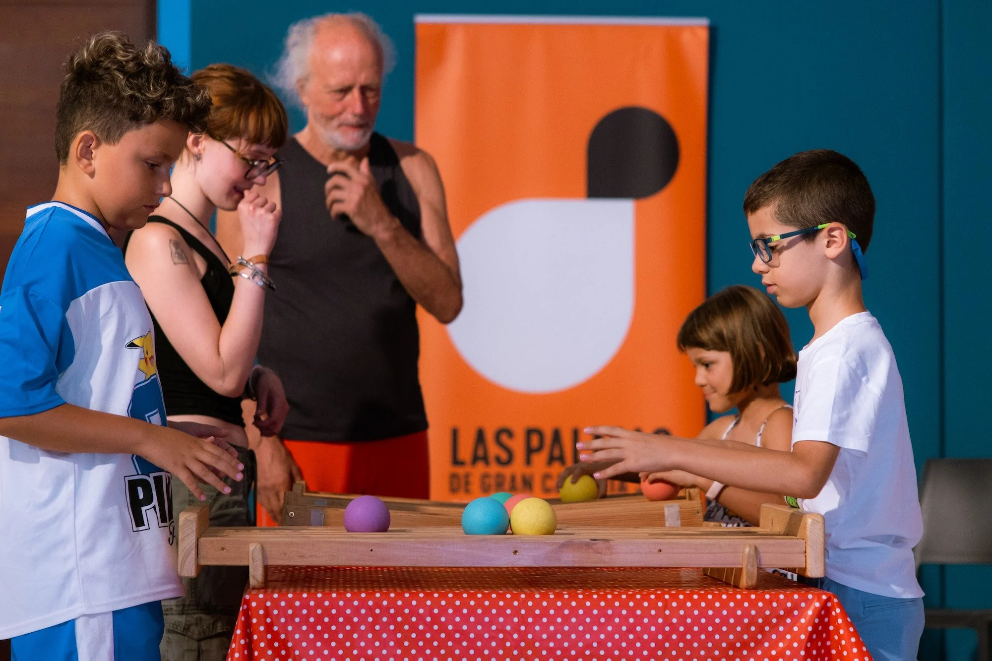 Formador y niños participando en un taller de malabares en Las Palmas de Gran Canaria durante la jornada de Circus 4 All
