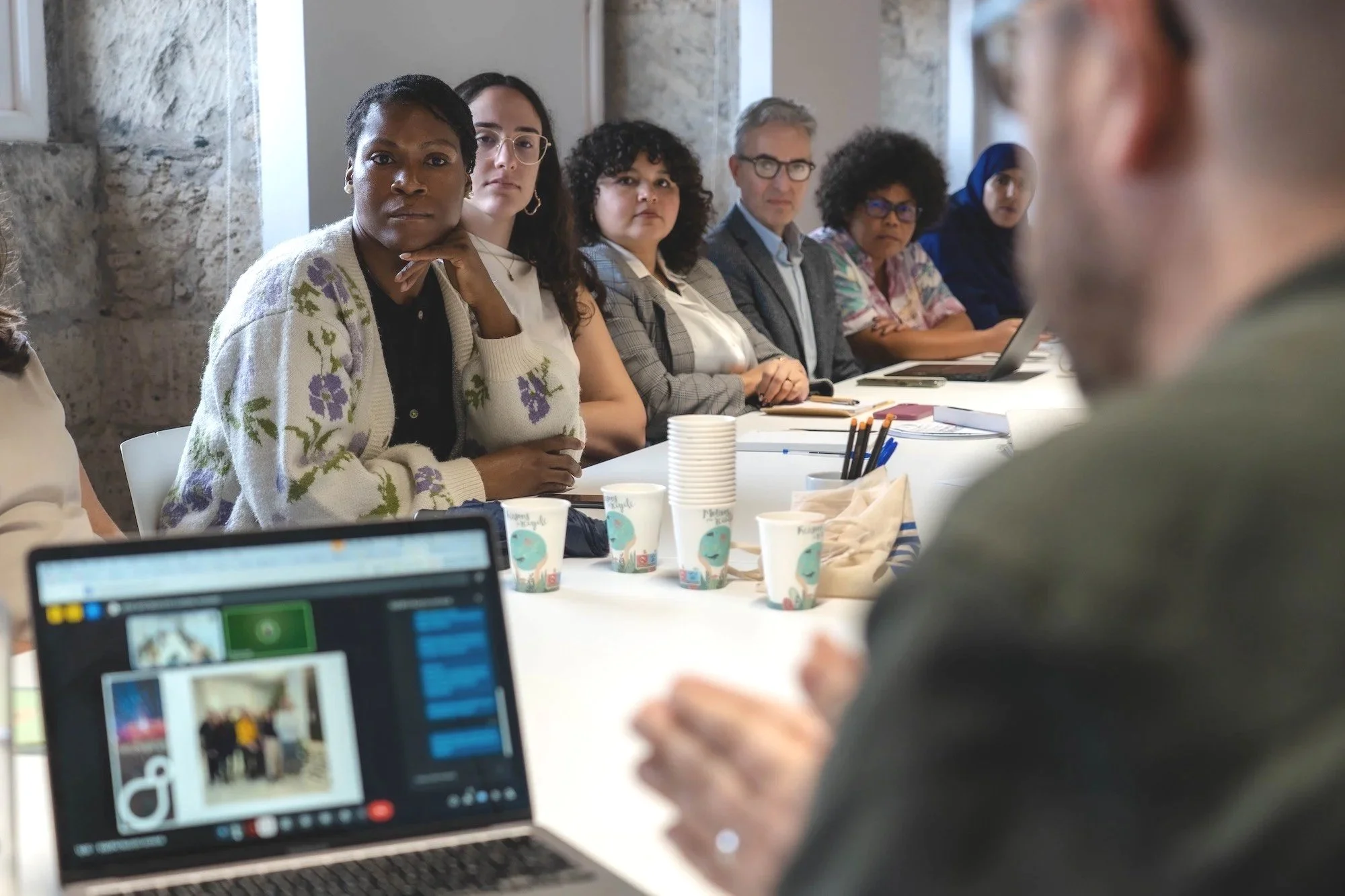 Miembros de uno de los grupos multidisciplinares que colaboran con la candidatura LPGC'31 escuchan atentamente durante una reunión de trabajo