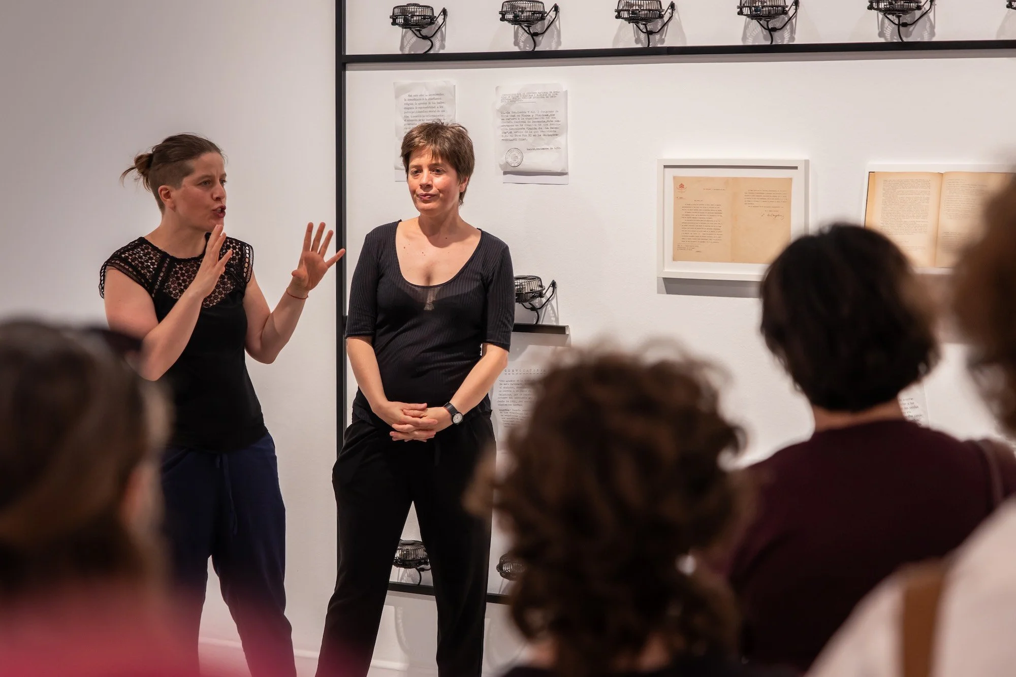 Las artistas de Art al Quadrat ofrecen una visita guiada a la exposición Memorias colectivas / Represiones cotidianas en el CAAM