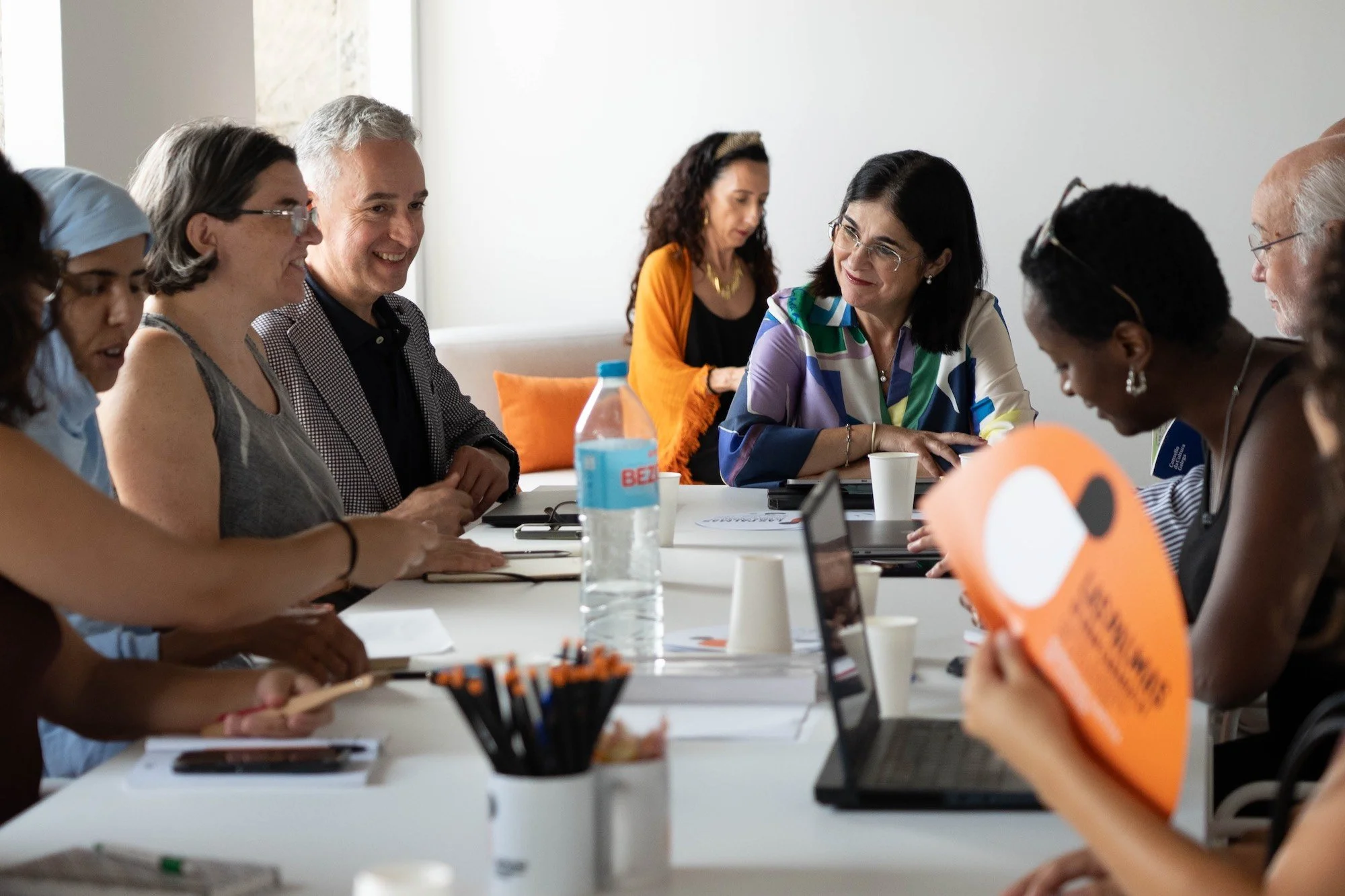 La alcaldesa de Las Palmas de Gran Canaria, Carolina Darias, conversa con participantes durante una sesión del Grupo Interseccional de la candidatura LPGC'31