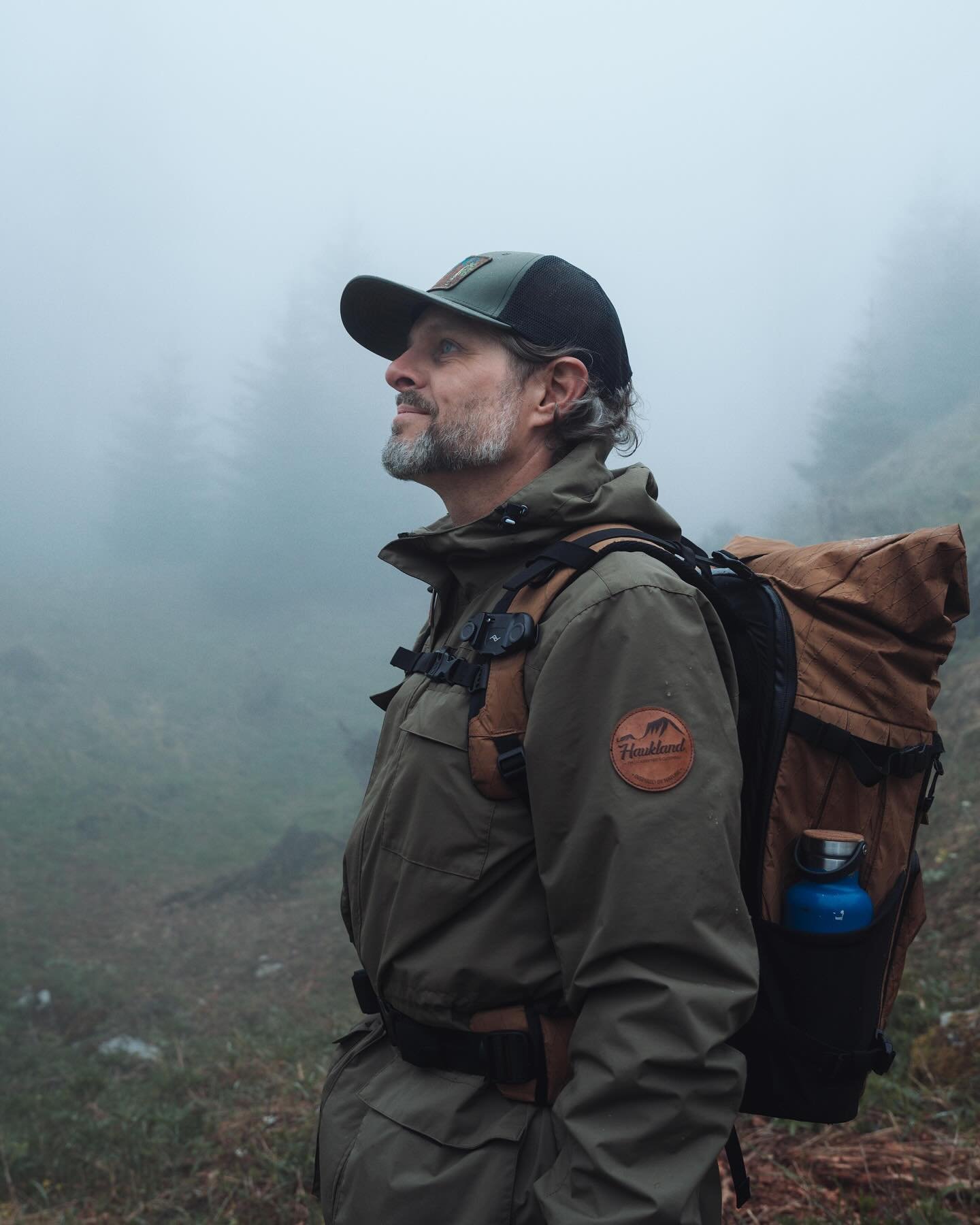 Erinnerung an einen sch&ouml;nen und unglaublich stimmungsvollen Fototag in den Bergen. 

Dichter Nebel, null Sicht, keine Gams weit und breit aber moody as hell 🩶

Danke an @jcapturingpictures f&uuml;r dieses mega Portrait von mir 🌻