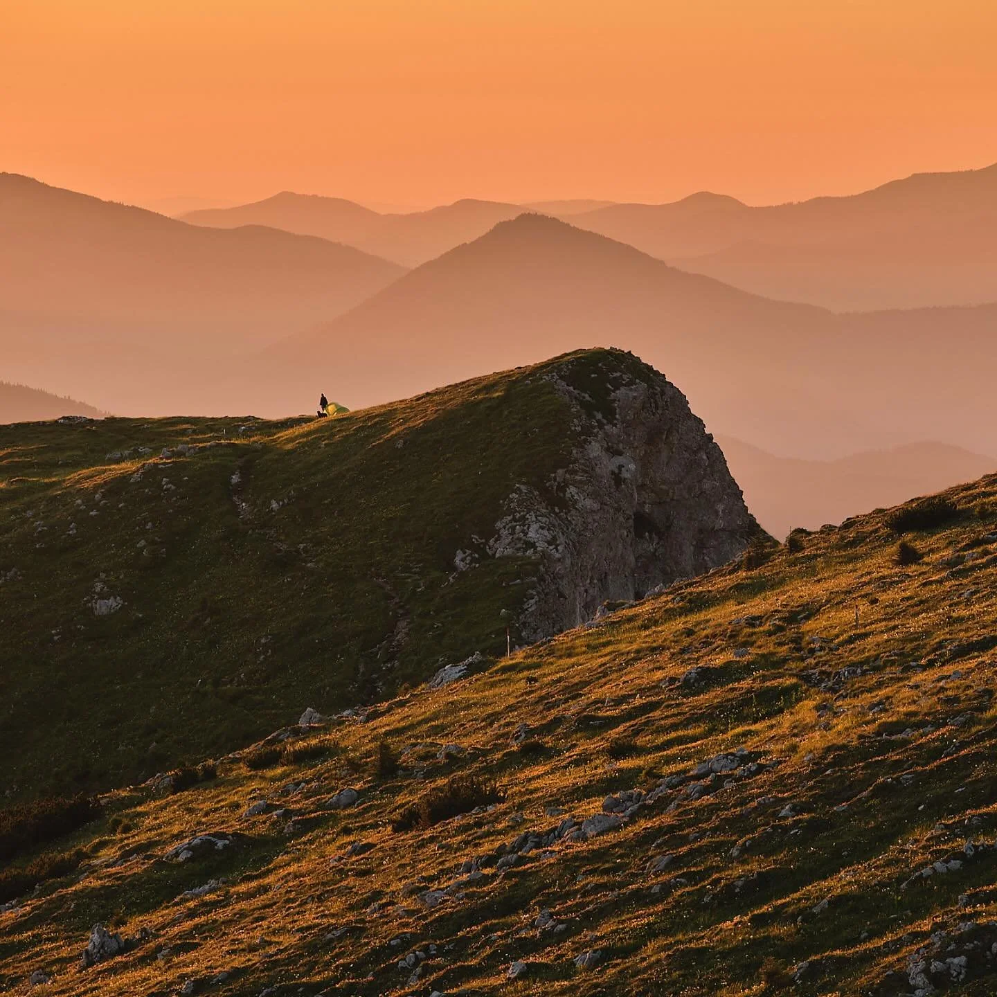 Der fr&uuml;he Vogel f&auml;ngt den Wurm! 
Earlybird on top of the mountain at sunset.
Was gibt&lsquo;s besseres? 

#righttimerightplace #mountainphotography #sunset #fotoworkshop #fujifilmxt5 #xf1655mmf28 #nisi #nisideat #nisitruecolorcpl