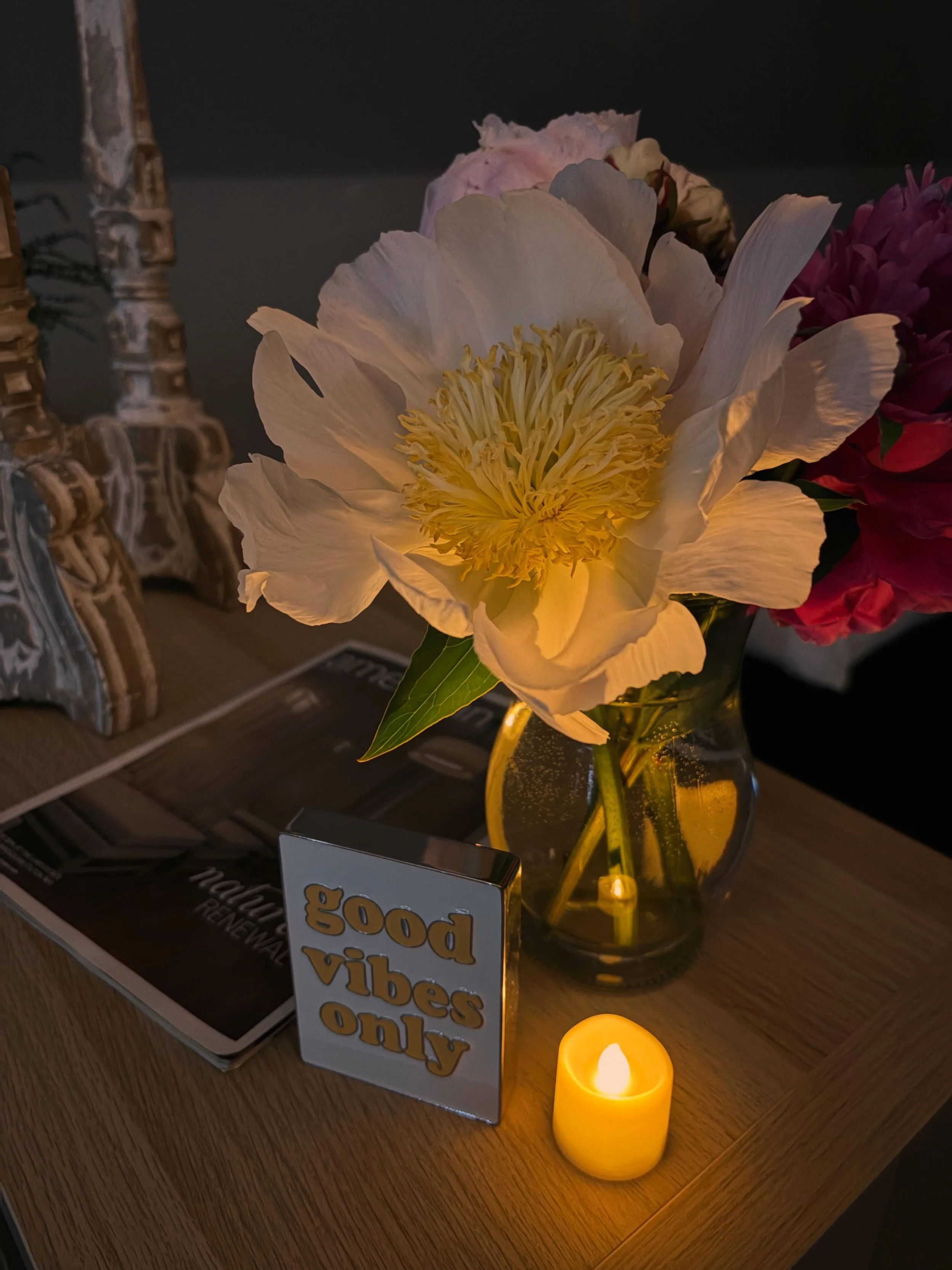 There&rsquo;s just something about walking into a calm space filled with soft music, cozy energy, and fresh blooms that makes everything feel a little lighter&hellip; am I right? 

Have a beautiful weekend! 🌸