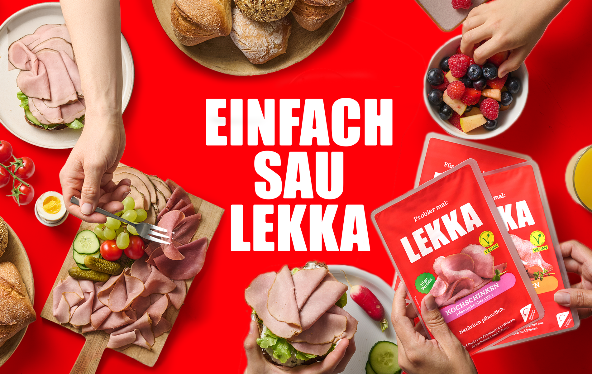 Das Bild zeigt verschiedene Fleisch- und Wurstprodukte, frisches Gemüse, Beeren und Obst, sowie eine Verpackung eines veganen Fleischersatzprodukts auf rotem Hintergrund. In der Mitte steht der Schriftzug 'Einfach Sau Lecka'.