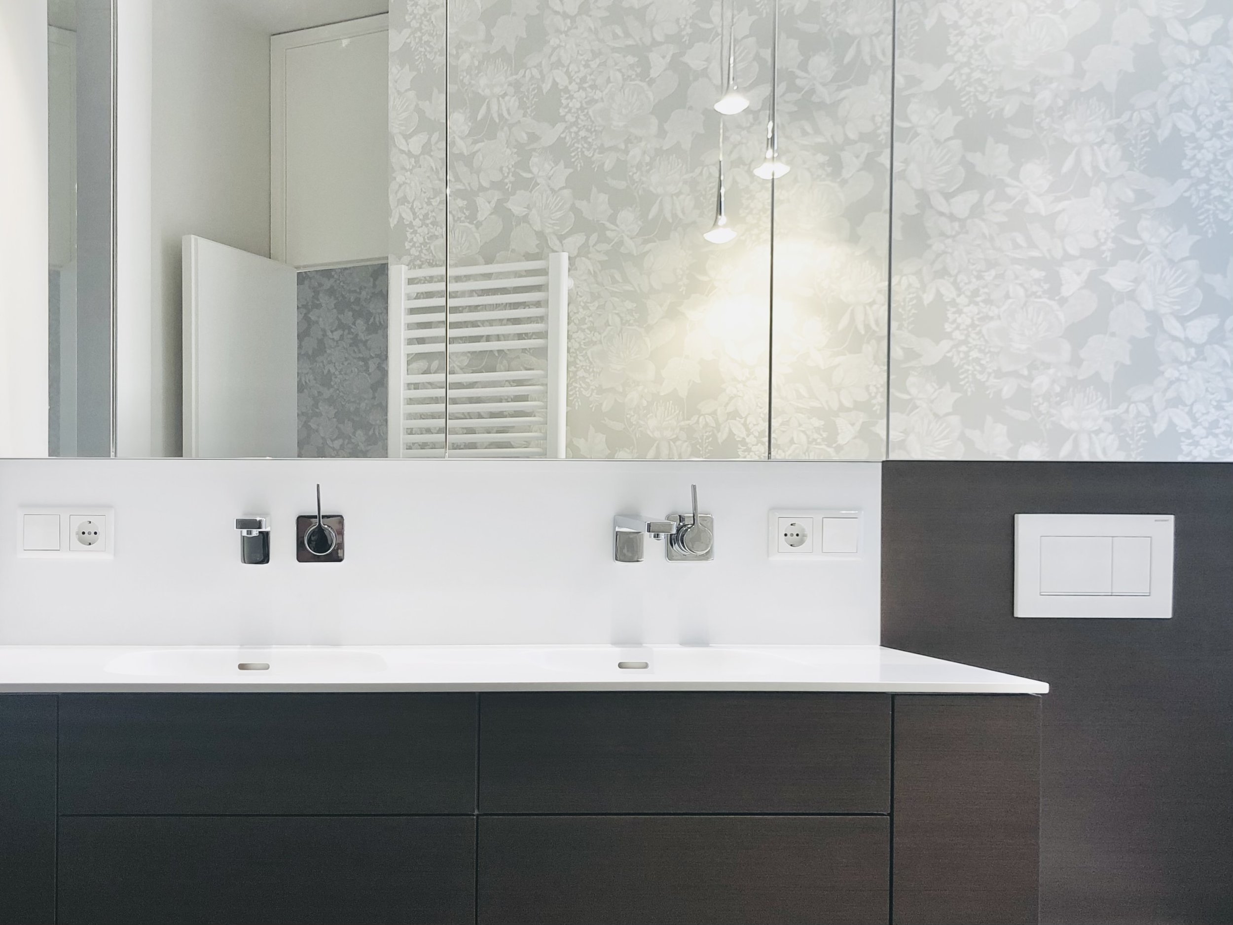 badezimmer-armatur-waschtisch-tapete-massanfertigung-holz-schreiner-innenarchitektur-altbau-sanierung-hausmischung.jpeg
