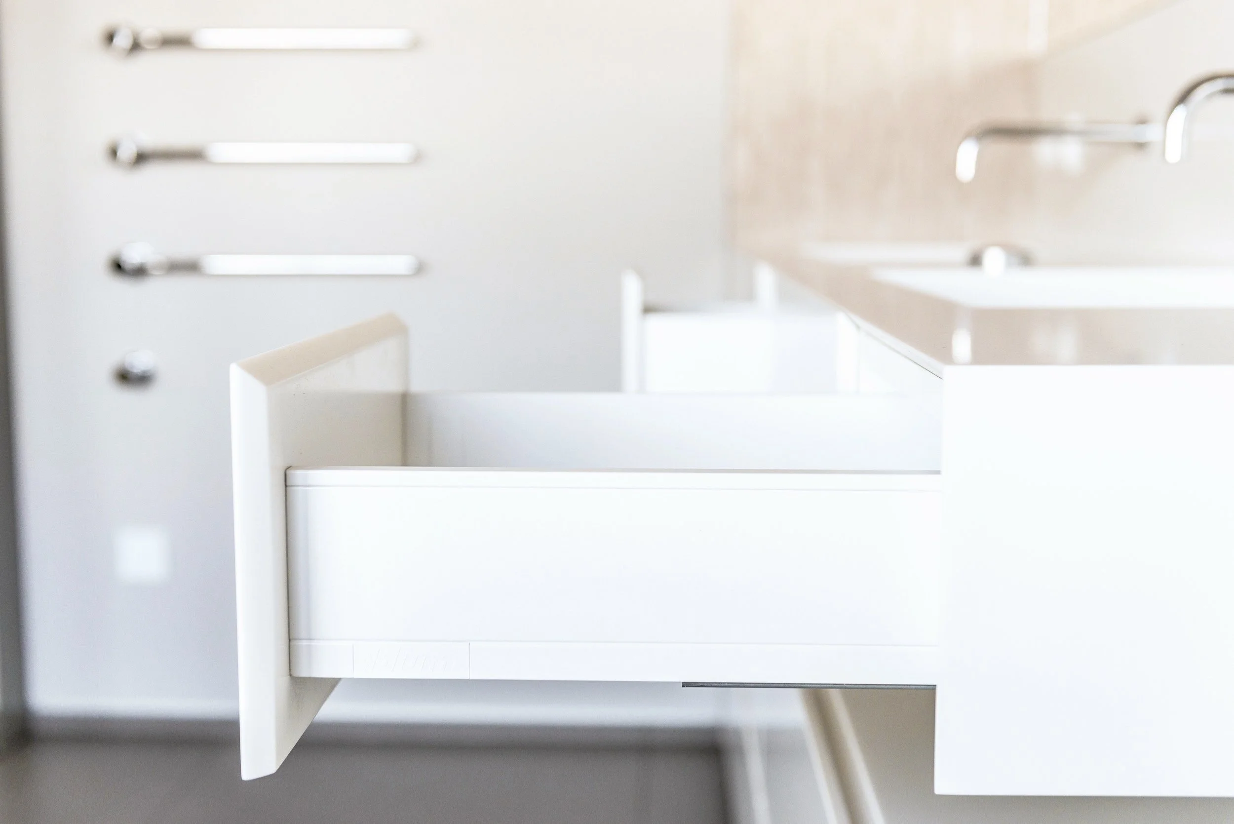 badezimmer-detail-schublade-handtuch-heizkoerper-schreiner-corian-massanfertigung-moebeldesign-innenarchitekur .jpg