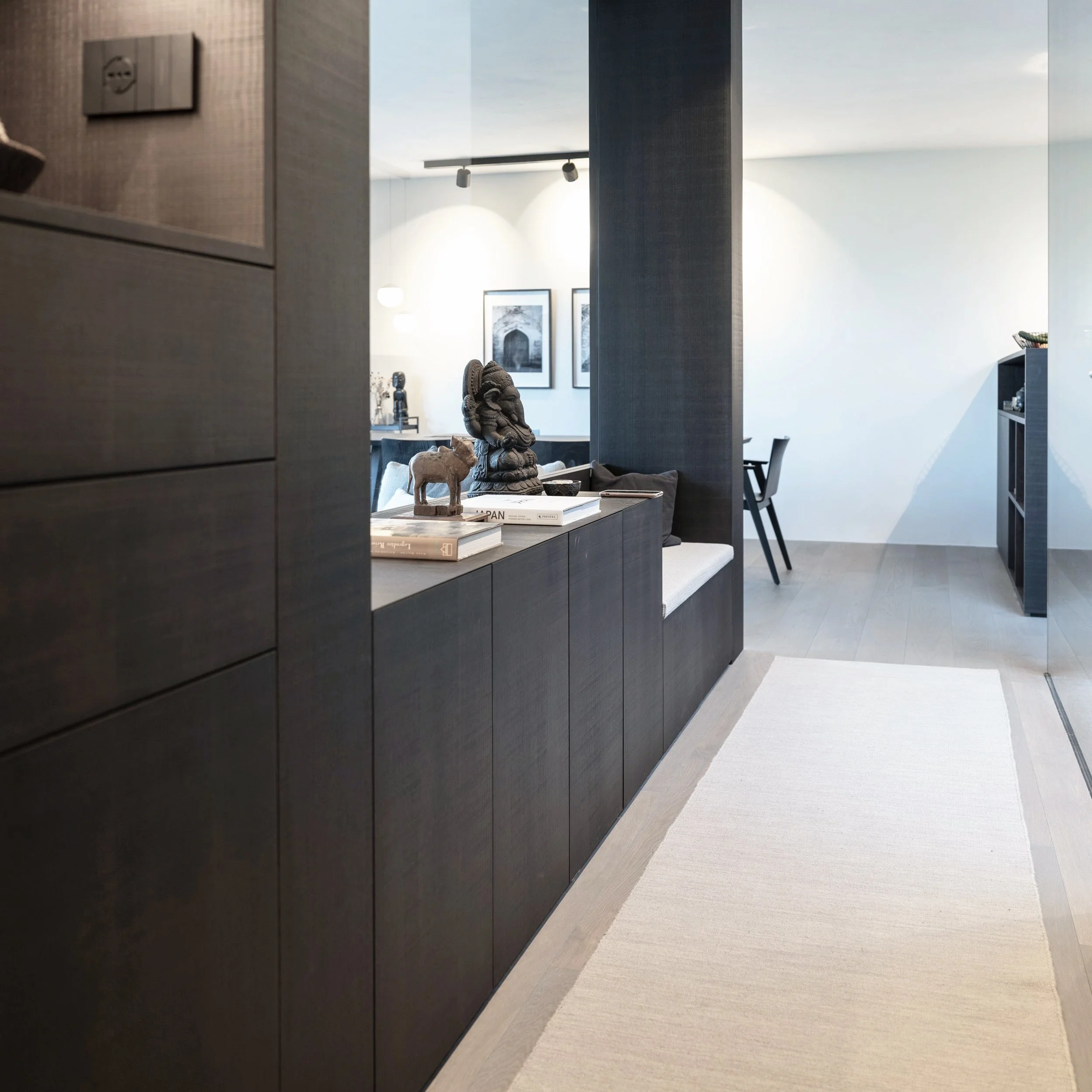 eingangsbereich-holz-sitzbank-polster-stauraum-garderobe-schreiner-schuhschran—massanfertigung-innenarchitektur-hausmischung .jpg