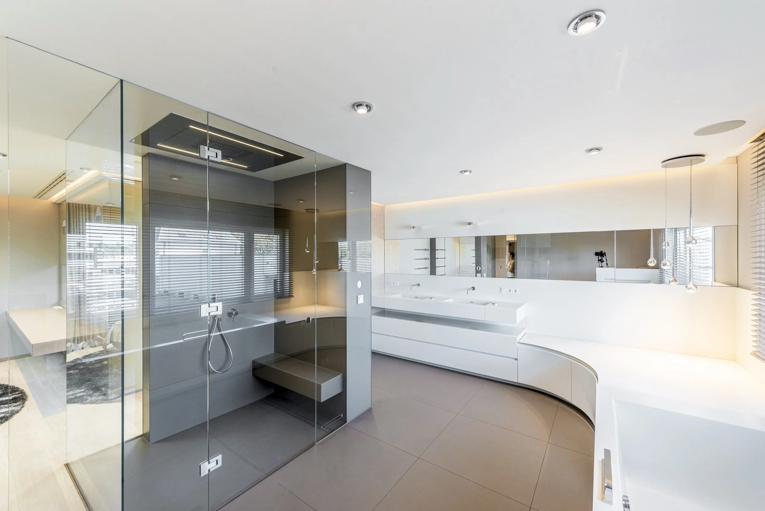 badezimmer-waschtisch-dusche-abgerundet-massanfertigung-schreiner-moebeldesign-innenarchitektur .jpg