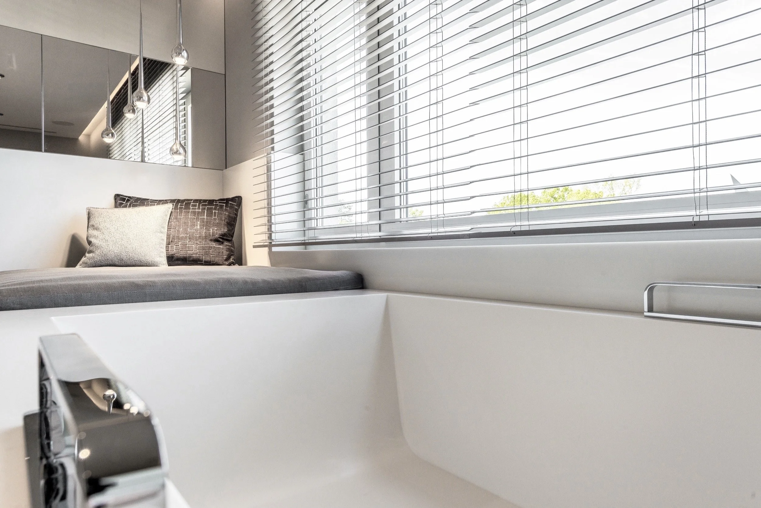 badezimmer-badewanne-polster-spiegel-leuchten-massanfertigung-schreiner-moebeldesign-innenarchitektur .jpg