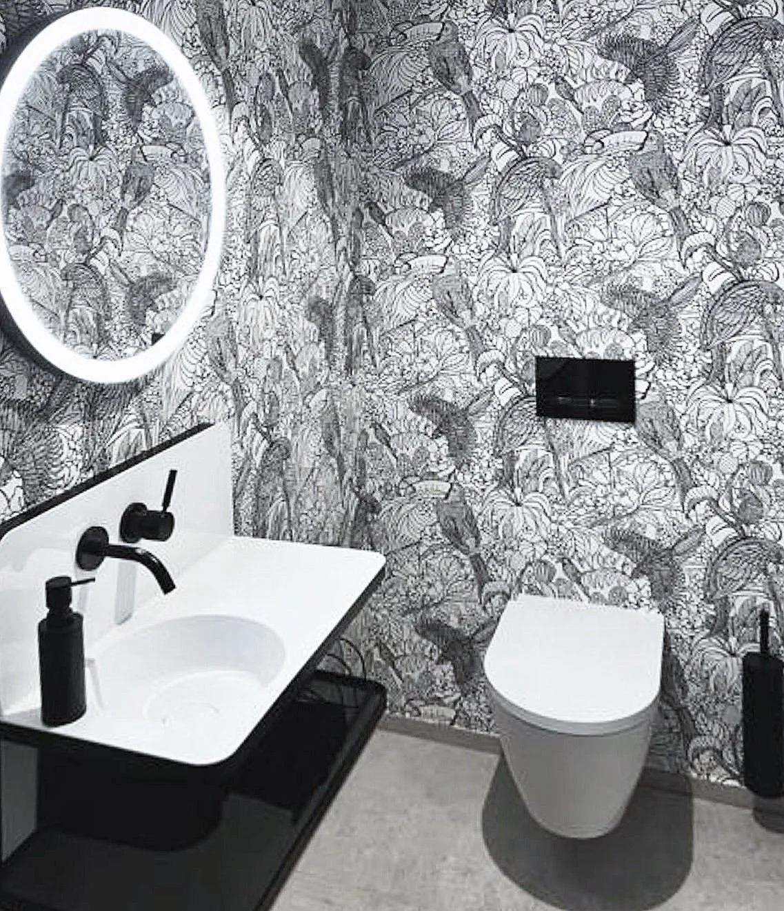innenarchitektur-hausmischung-gaeste wc-waschtisch-spiegel-armatur-schwarz-tapete.jpg