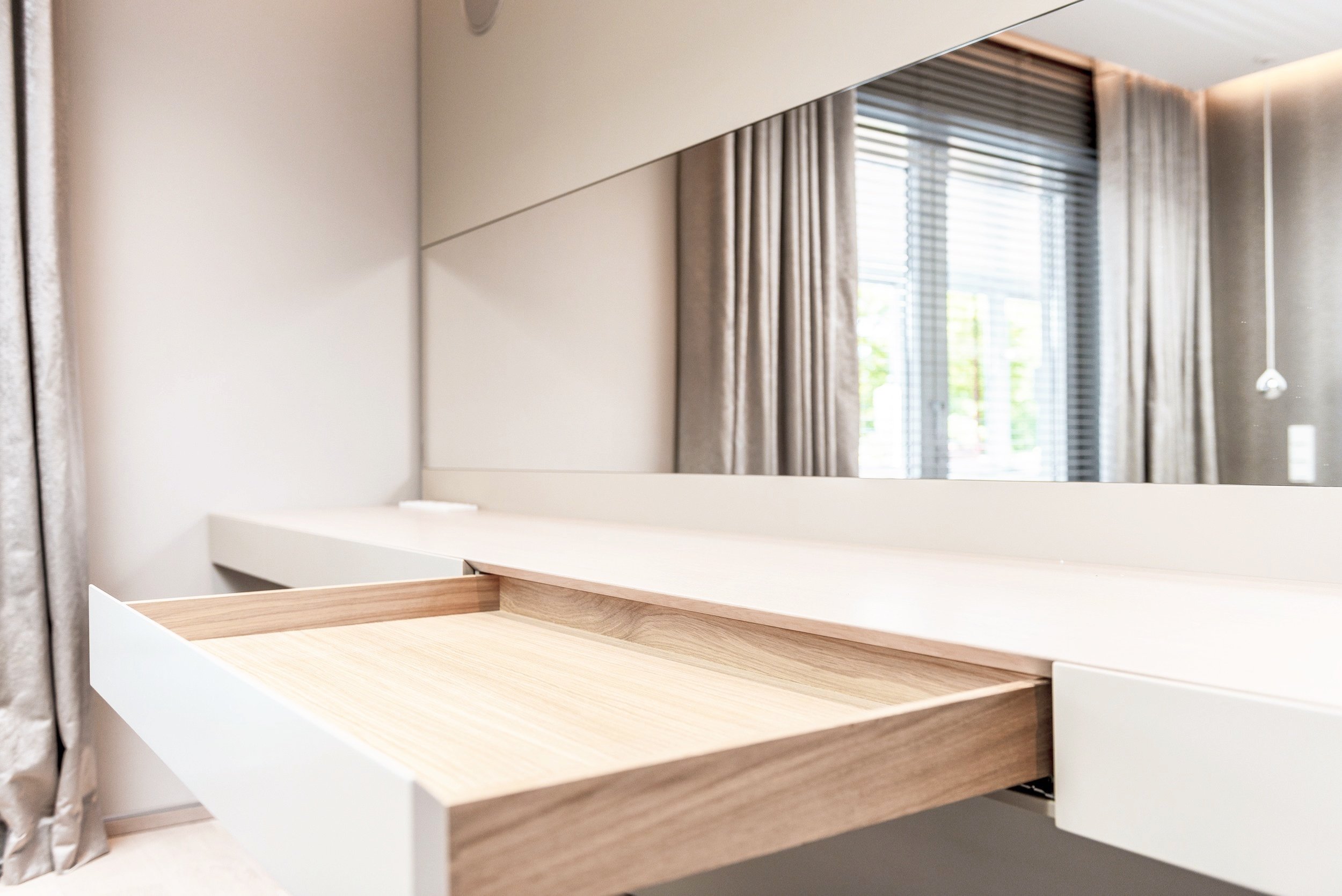 detail-ankleide-schminktisch-spiegel-holz-schublade-schreiner-massanfertigung-moebeldesign-innenarchitektur .jpg