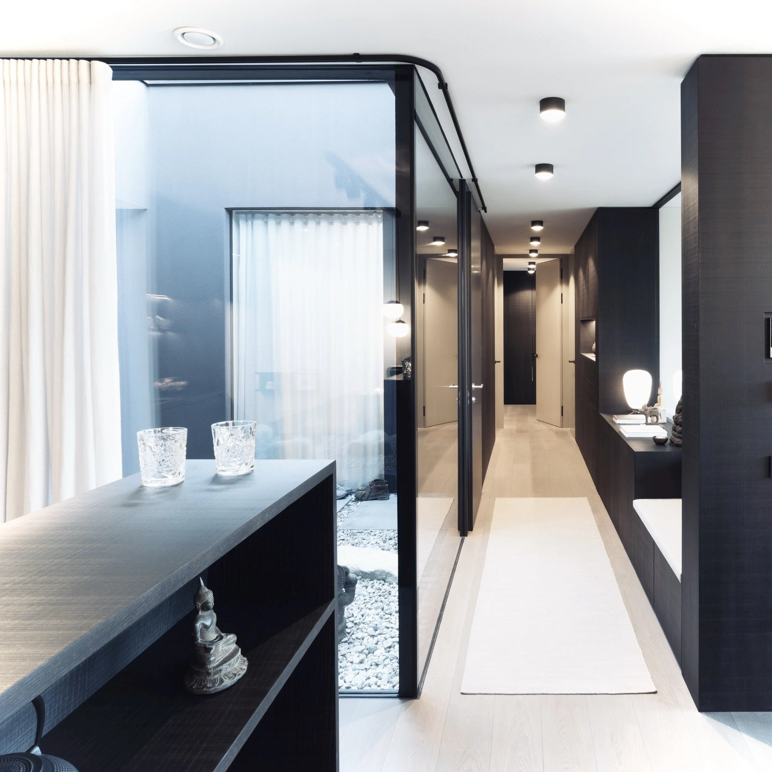 wohnung-gesamtkonzept-atrium-eingangsereich-garderobe-stauraum-sitzbank-schreiner-holz-dunkel-japandi-massanfertigung-moebeldesign-innenarchitektur-hausmischung.jpg