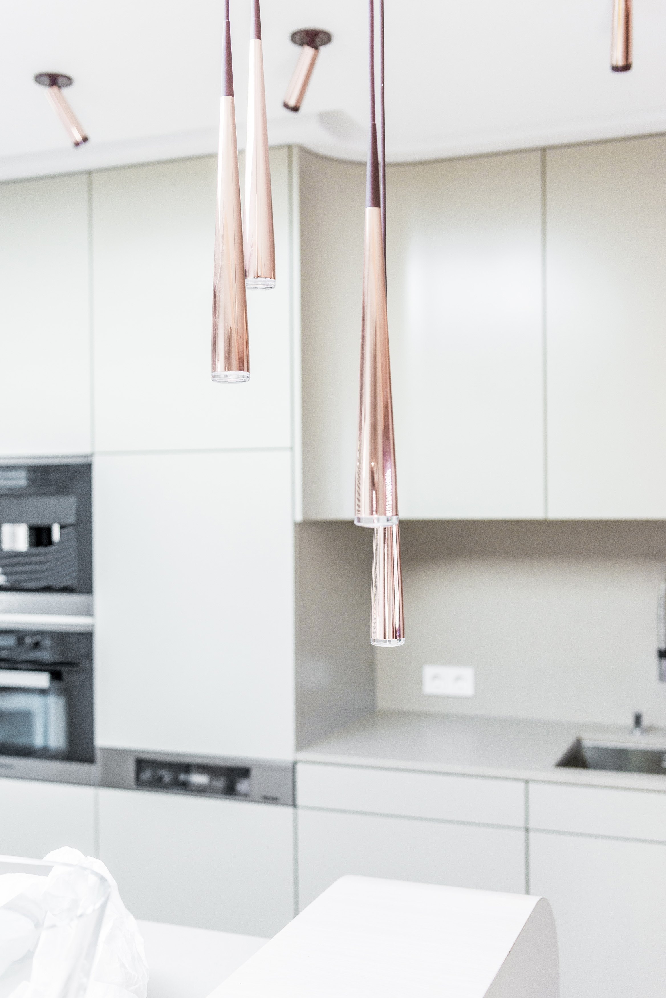 küche-offen-abgerundet-kochinsel-massanfertigung-schreiner-holz-leuchten-moebeldesign-innenarchitektur .jpg