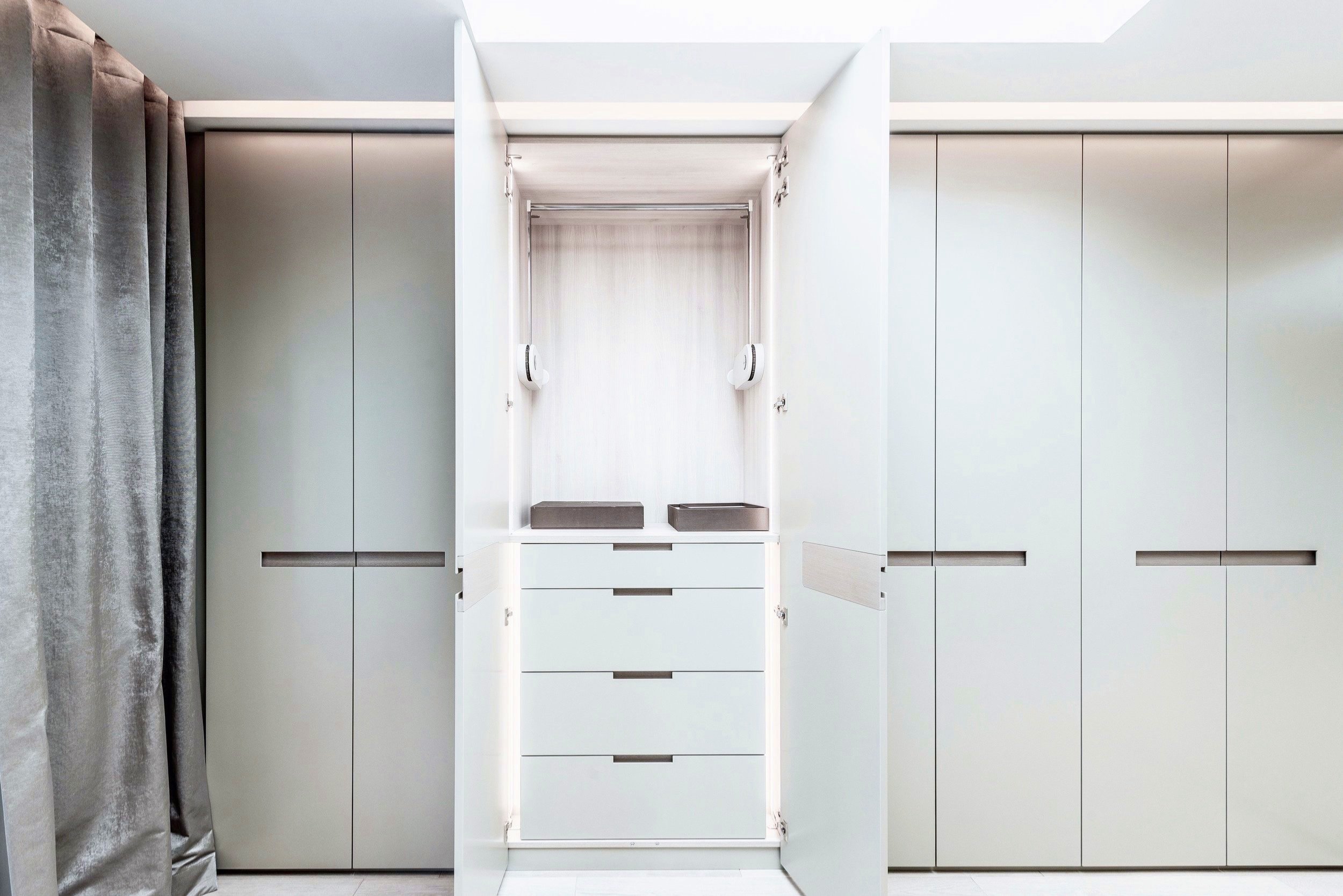 schlafzimmer-ankleide-kleiderlift-massanfertigung-schreiner-holz-moebeldesign-innenarchitektur .jpg