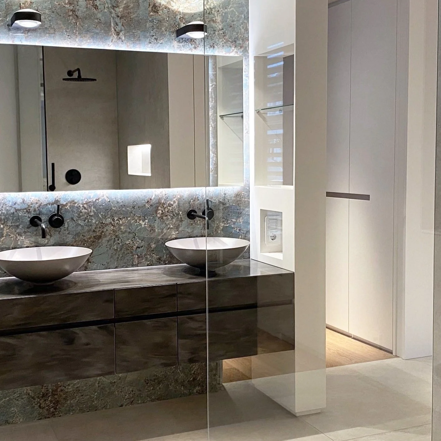 innenarchitektur-hausmischung-badezimmer-waschtisch-aufsatzbecken-armatur-schwarz-fliesen-grossformat-massanfertigung-corian-schreiner.jpg
