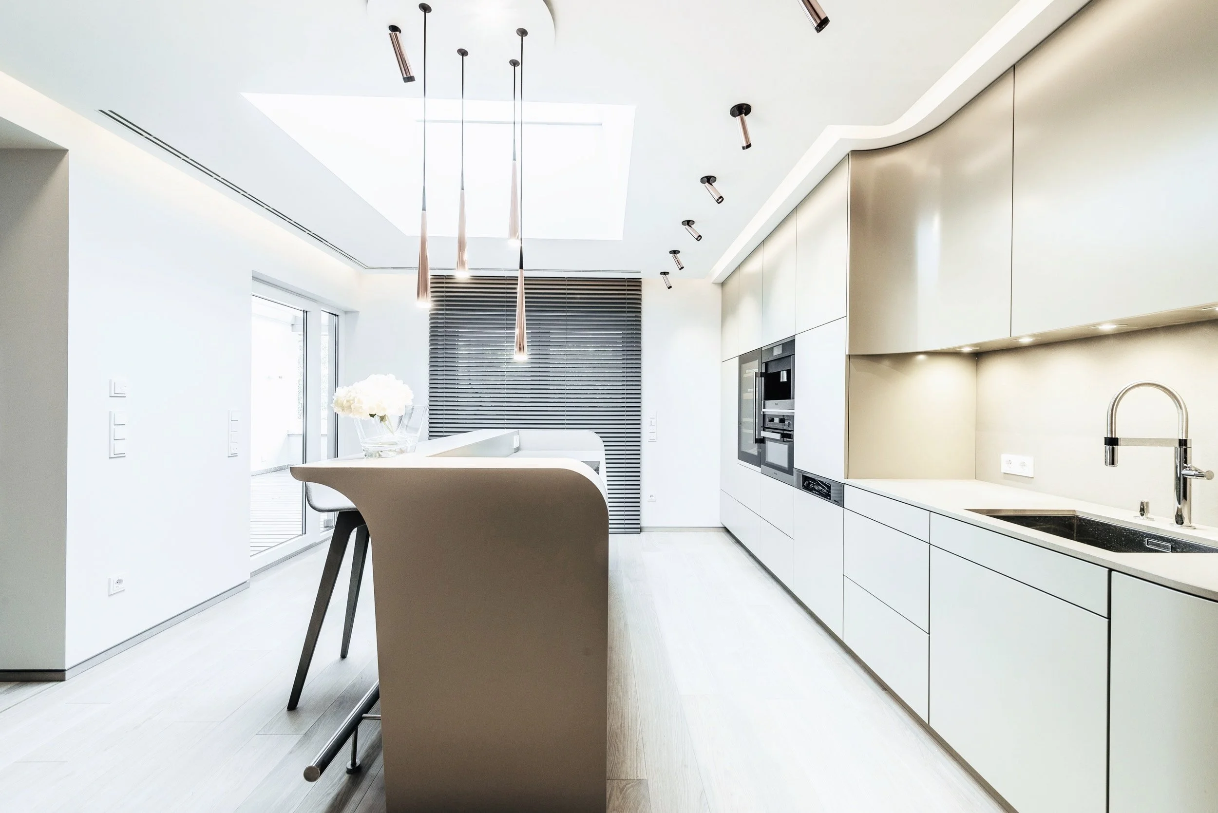 küche-abgerundet-kochinsel-massanfertigung-schreiner-holz-moebeldesign-innenarchitektur .jpg