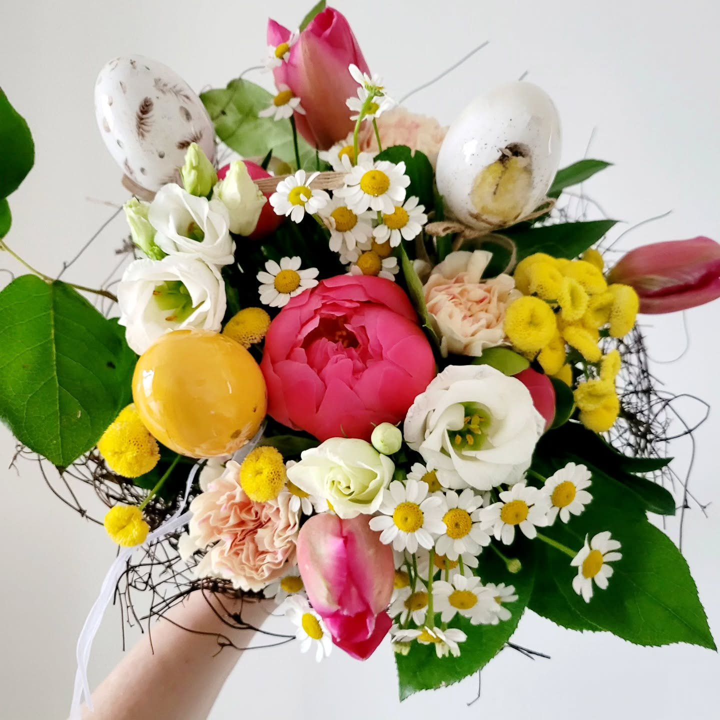 Bouquet nid d'oiseau, un bouquet compos&eacute; de fleurs 🌸 de printemps sur un support en branchage. Une id&eacute;e 💡 originale pour sublimer votre table de P&acirc;ques ou toutes autres occasions. 
Ce bouquet est prrsonnalisables avec les fleurs