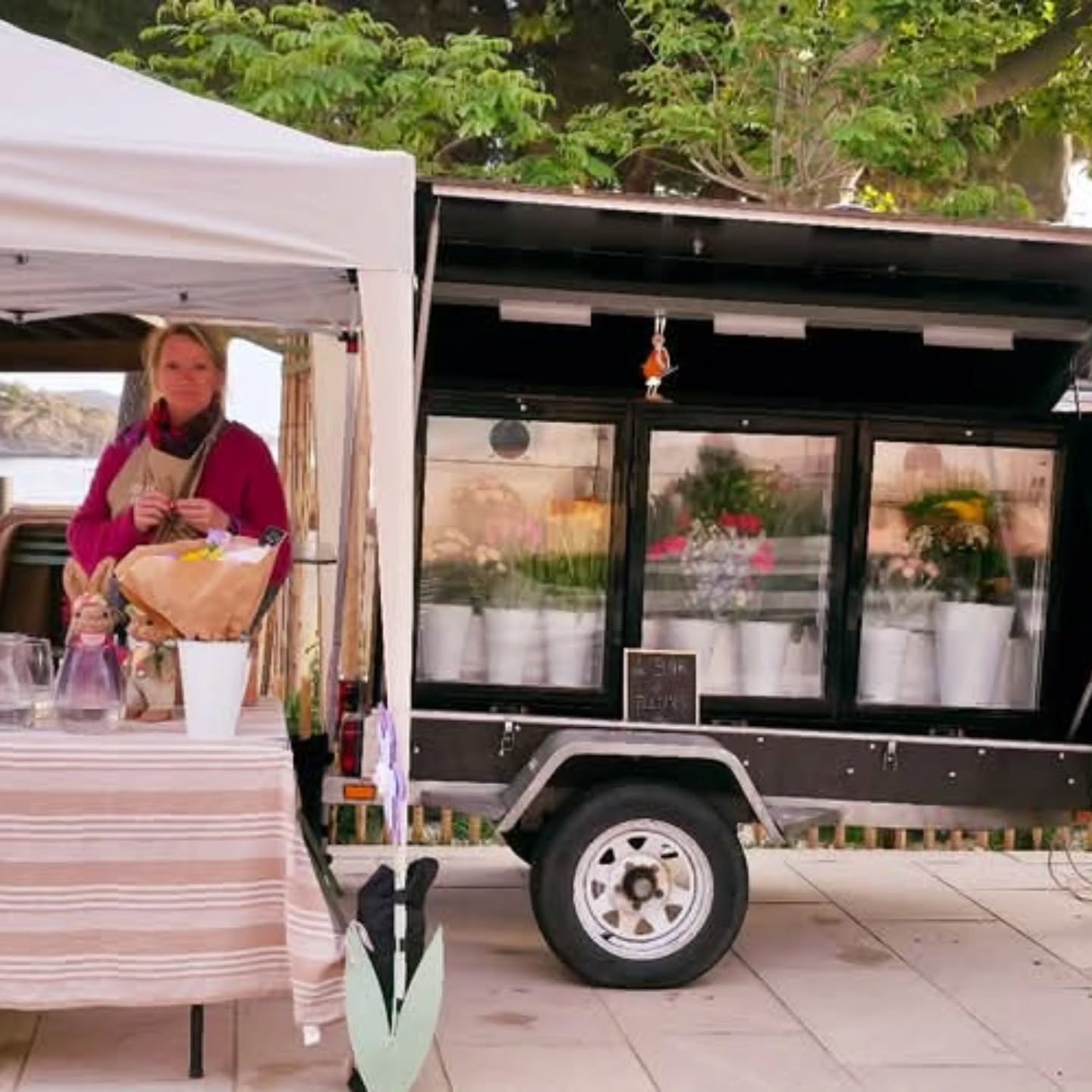 🌸 Grande nouvelle de la part de violetteetabricot ! 🌸
Votre fleuriste pr&eacute;f&eacute;r&eacute; a le plaisir de vous annoncer l'arriv&eacute;e de son tout nouveau Flower Truck Bar &agrave; Fleurs ! Retrouvez-nous d&eacute;sormais avec notre char