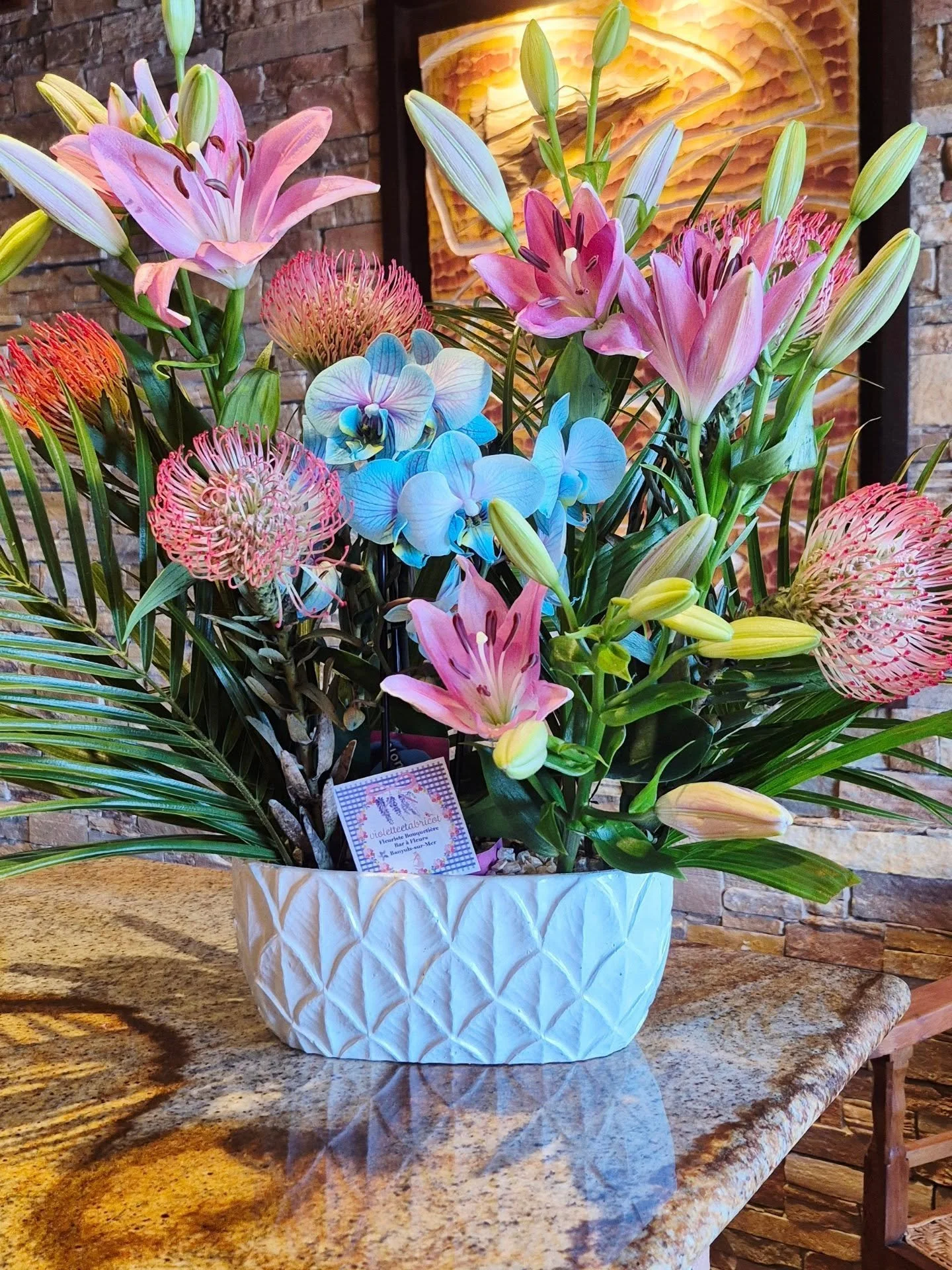 Une symphonie de textures et d'élégance
Découvrez notre nouvelle composition florale, une véritable œuvre d'art qui mêle l'exotisme et la délicatesse. Au cœur de cette création, une orchid&