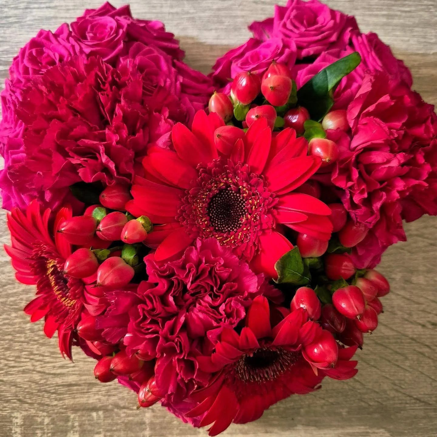 Un cœur de fleurs piquées pour dire "Je t'aime" : l'artisanat floral de Violette & Abricot
Chez Violette & Abricot, fleuriste à Banyuls-sur-Mer, nous transformons les émotions en créations florales.