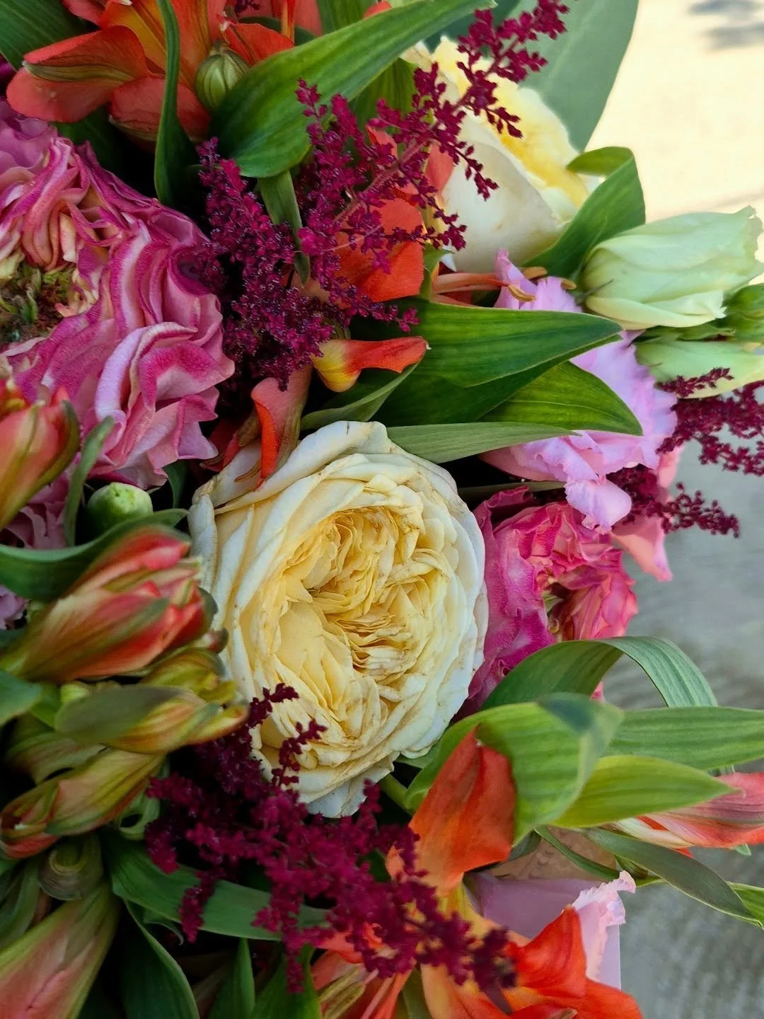 La beauté de la nature s'invite chez vous! 🌸 Offrez-vous un moment de bonheur avec ce bouquet aux tons chauds de violetteetabricot, confectionné avec amour par votre fleuriste à Banyuls-sur-Mer.
Faites plaisir à vos proch