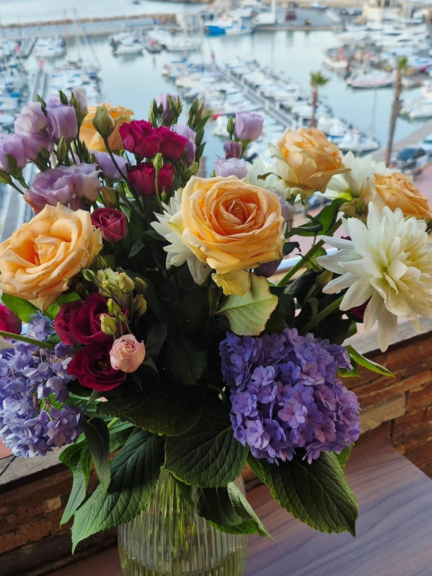 Bonsoir à tous ! ✨ Les derniers jours d'août s'installent doucement, et le port de Banyuls-sur-Mer nous offre un tableau paisible et lumineux. Un décor de rêve pour l'une de nos dernières créations florales, qu