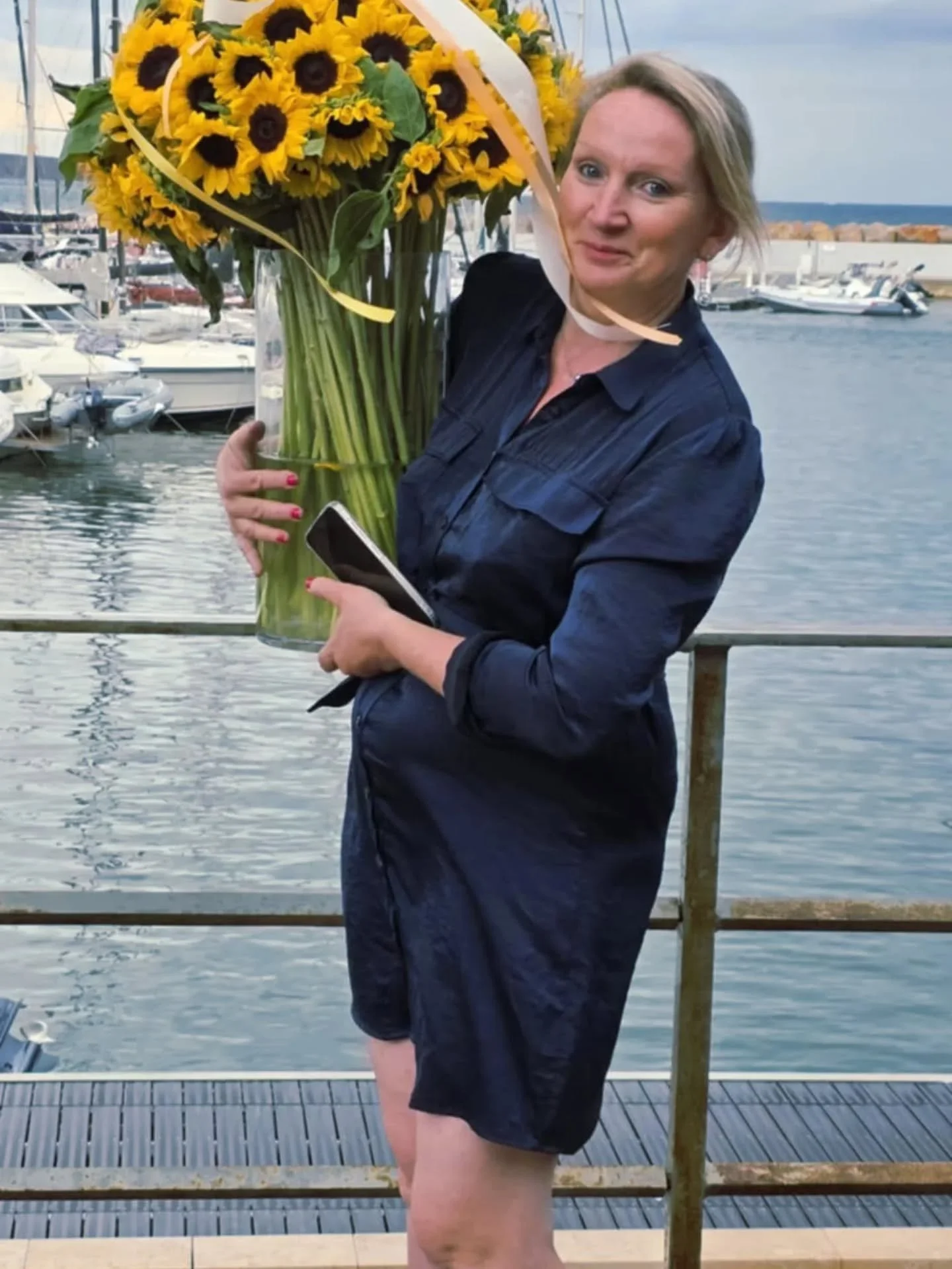 "Même si la pluie tombe sur Banyuls-sur-Mer aujourd'hui, nos cœurs sont remplis de soleil chez Violette & Abricot ! ☀️
Nous avons eu l'immense joie de créer un bouquet spectaculaire de 101 tournesols 🌻 pour cél&eac