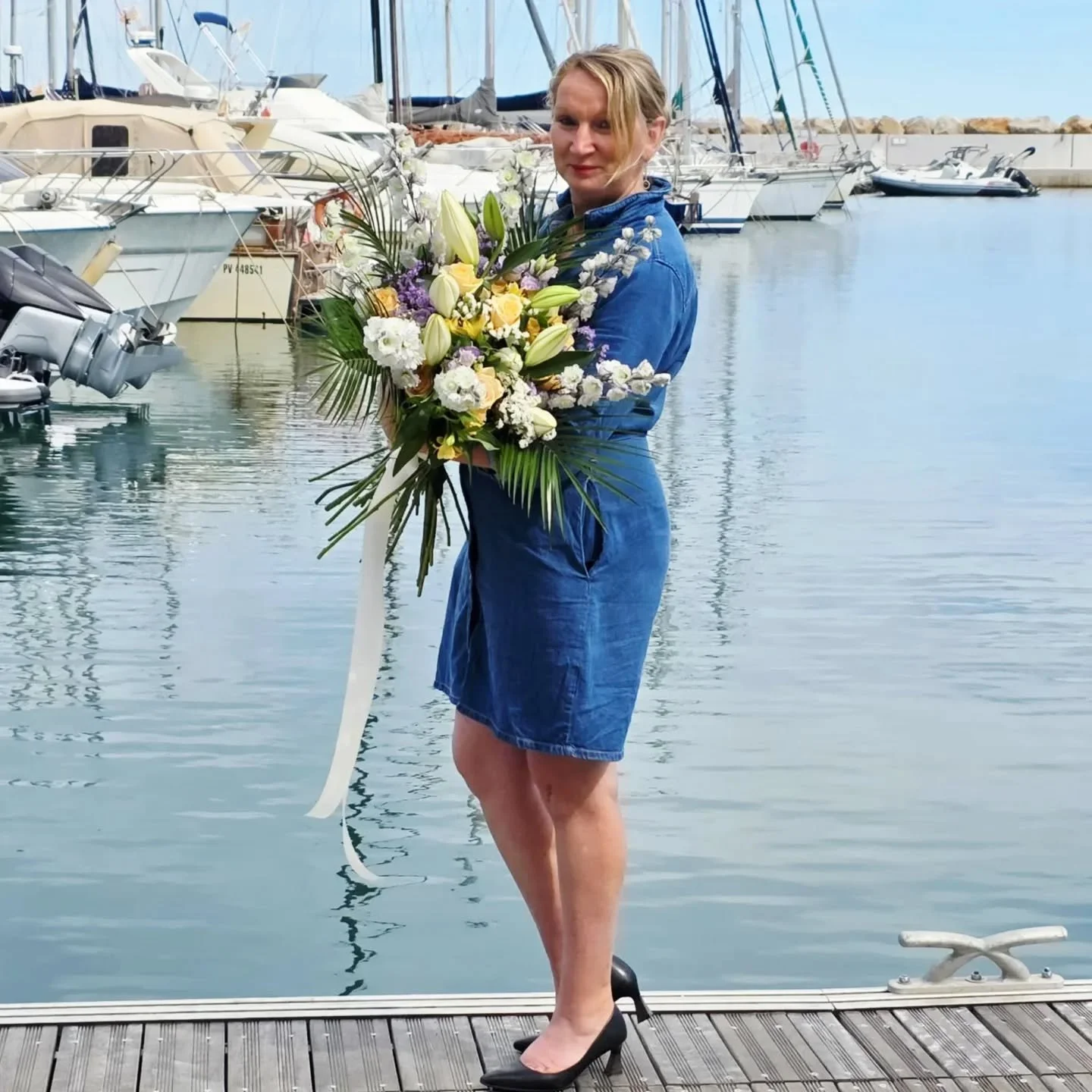 Joyeux centenaire ! 🥳 Un privilège de célébrer cet événement marquant avec un bouquet aussi spectaculaire, confectionné avec amour par #VioletteEtAbricot. Des lys majestueux aux roses délicates, en pa