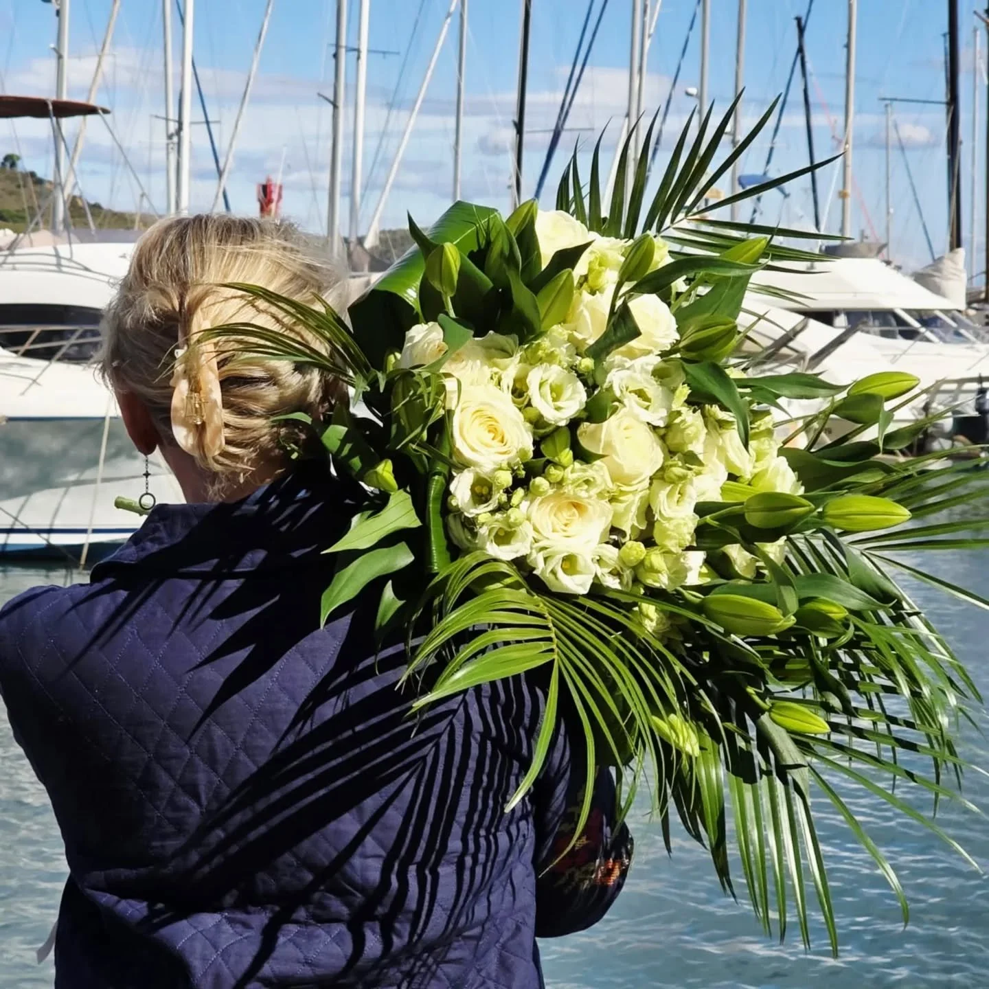Un peu de douceur et d'émotion pour un anniversaire spécial 🤍
Quelle joie d'avoir créé cet énorme bouquet tout blanc ! 🤍 Il est composé avec amour de magnifiques lis, de roses et de lisianthus pour un rendu
