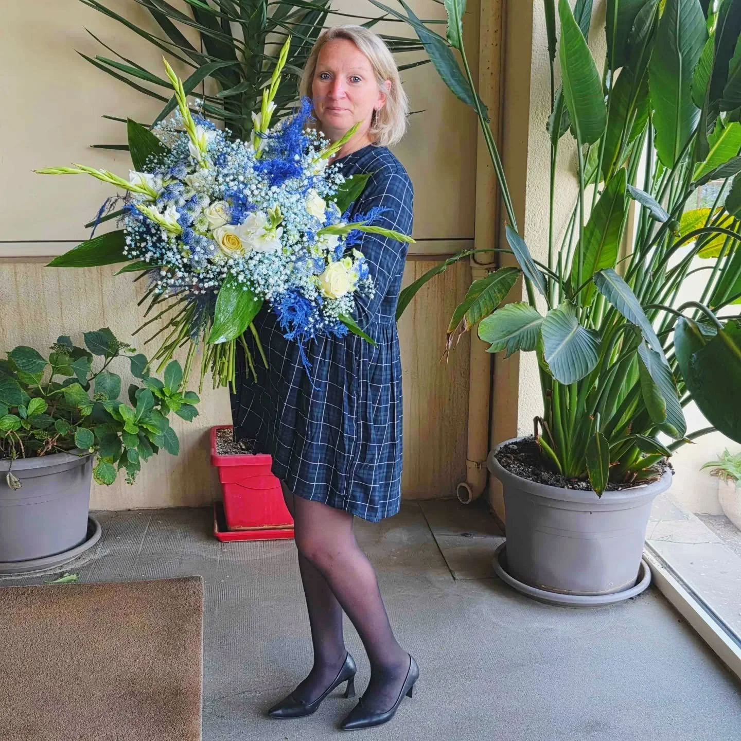 Le Bouquet Prestige : Hommage en Bleu et Blanc
Découvrez une création florale d'exception, réalisée par Violette et Abricot, votre fleuriste bouquetière à Banyuls-sur-Mer. Ce bouquet prestige est une œu
