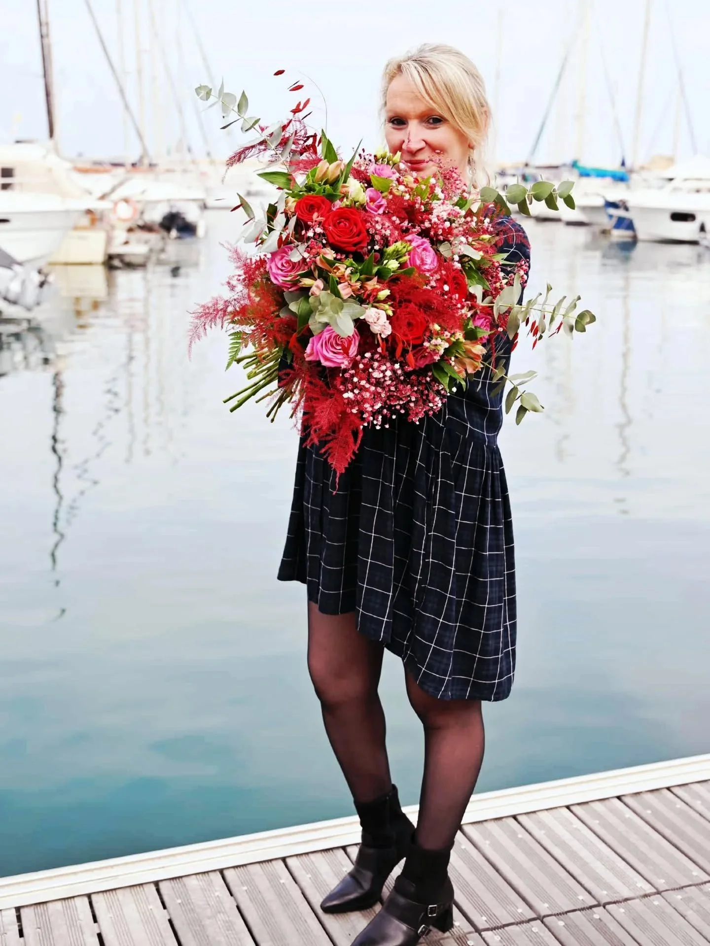 C'est moi, et c'est un peu de mon cœur que je tiens entre les mains ❤️.
Chez @violetteetabricot,  fleuriste bouquetière à Banyuls-sur-Mer, je crois que chaque bouquet doit être une œuvre d'art, original et profond&eacu