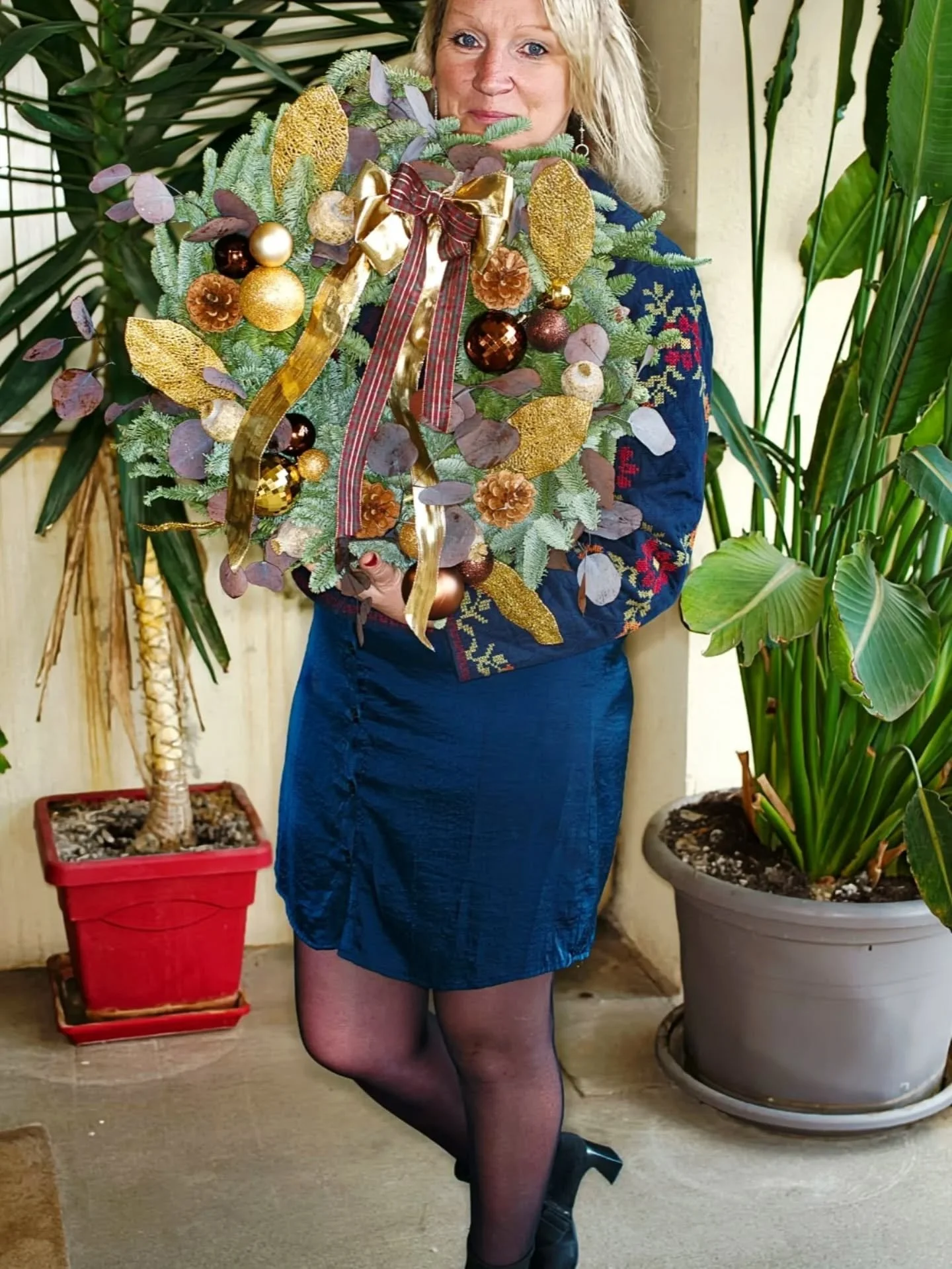 ✨️ Couronne de No&euml;l Or Marron et naturel - L'or et la lumi&egrave;re s'invite sur votre porte ✨️

D&eacute;couvrez cette cr&eacute;ation unique, imagin&eacute;e et assembl&eacute;e avec passion dans notre atelier.

Pour cette couronne g&eacute;n