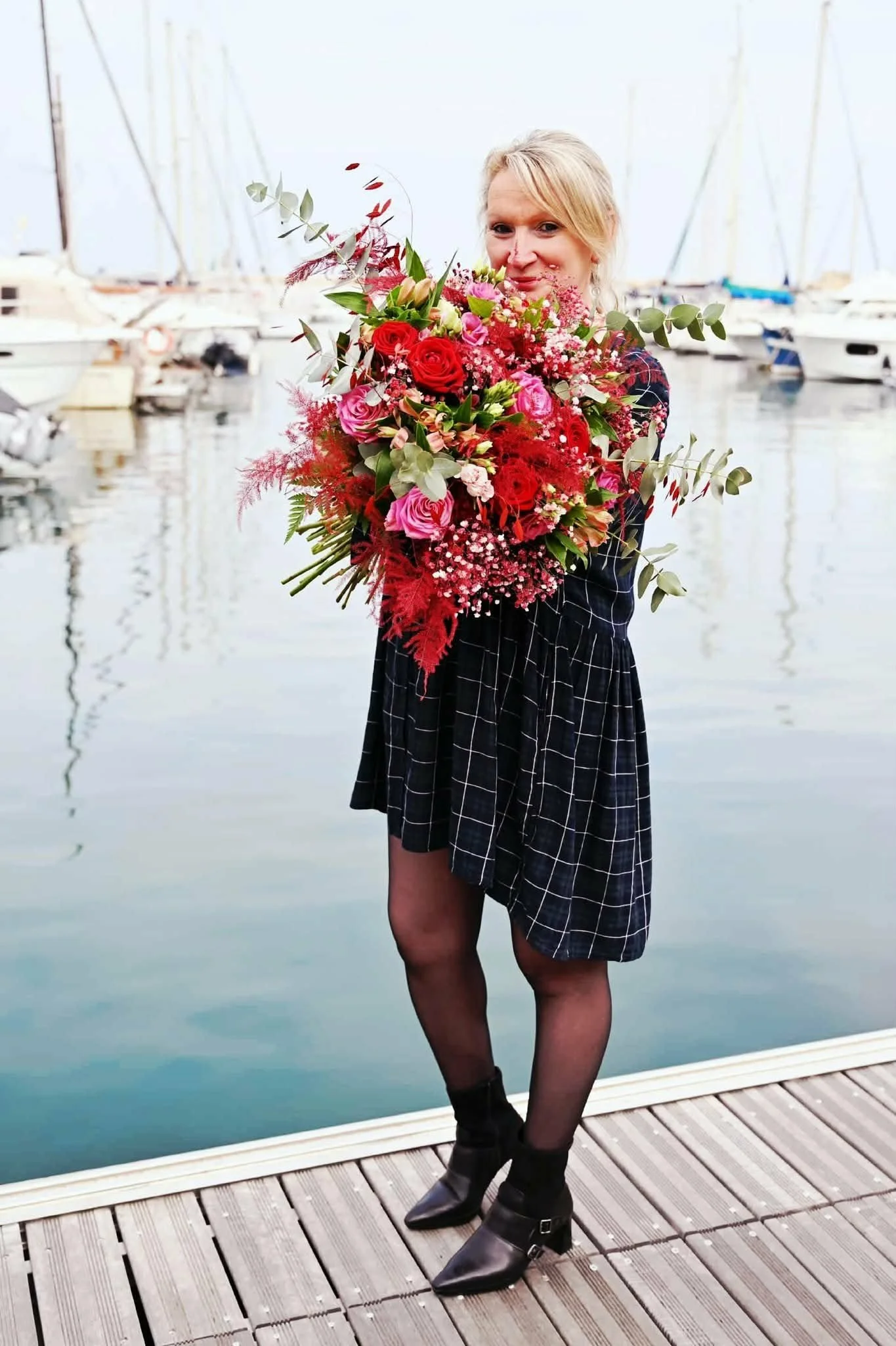 Artisan fleuriste Banyuls-sur-Mer, bouquet de roses rouges et roses créé par Violette et Abricot sur le port de plaisance