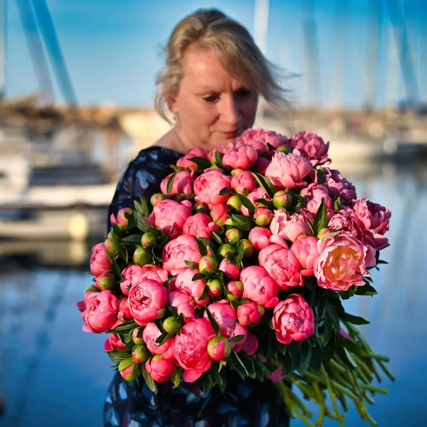 Il y a des arrivages qui ressemblent &agrave; des d&eacute;clarations d&rsquo;amour... 🌸
Nos 100 pivoines du Var sont enfin arriv&eacute;es &agrave; l'atelier, pr&ecirc;tes &agrave; fleurir vos plus doux moments.

C'est une &eacute;closion de tendre