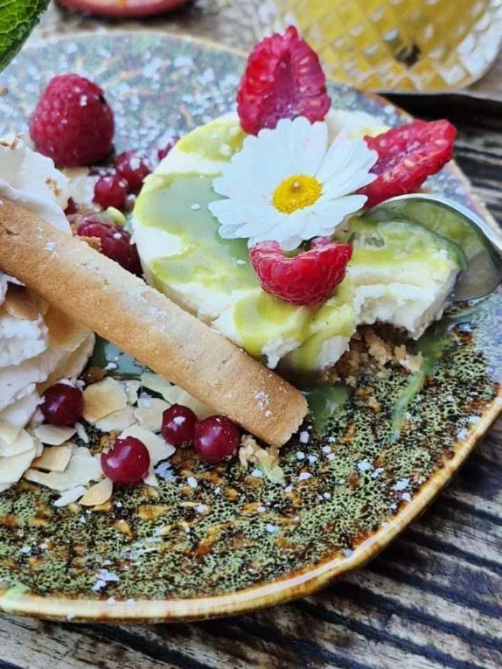 ​🌺🍃 Le plaisir des fleurs jusque dans l&rsquo;assiette ! 🍃🌺

​Chez Violette &amp; Abricot, on craque totalement pour ces pr&eacute;sentations chics et fleuries o&ugrave; la nature s'invite &agrave; table pour le plaisir des yeux autant que des pa