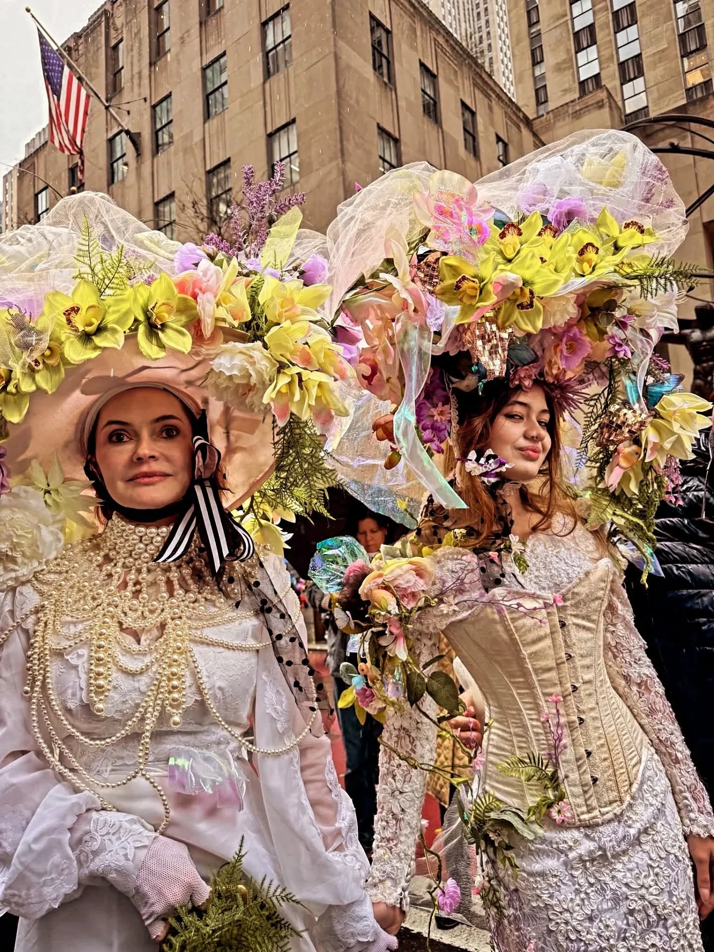 Saviez-vous qu'&agrave; New York, P&acirc;ques rime avec d&eacute;mesure ? Chaque ann&eacute;e, l'Easter Bonnet Festival transforme la ville en une v&eacute;ritable for&ecirc;t de chapeaux fleuris et de cr&eacute;ations audacieuses. 👒✨

​Chez Violet