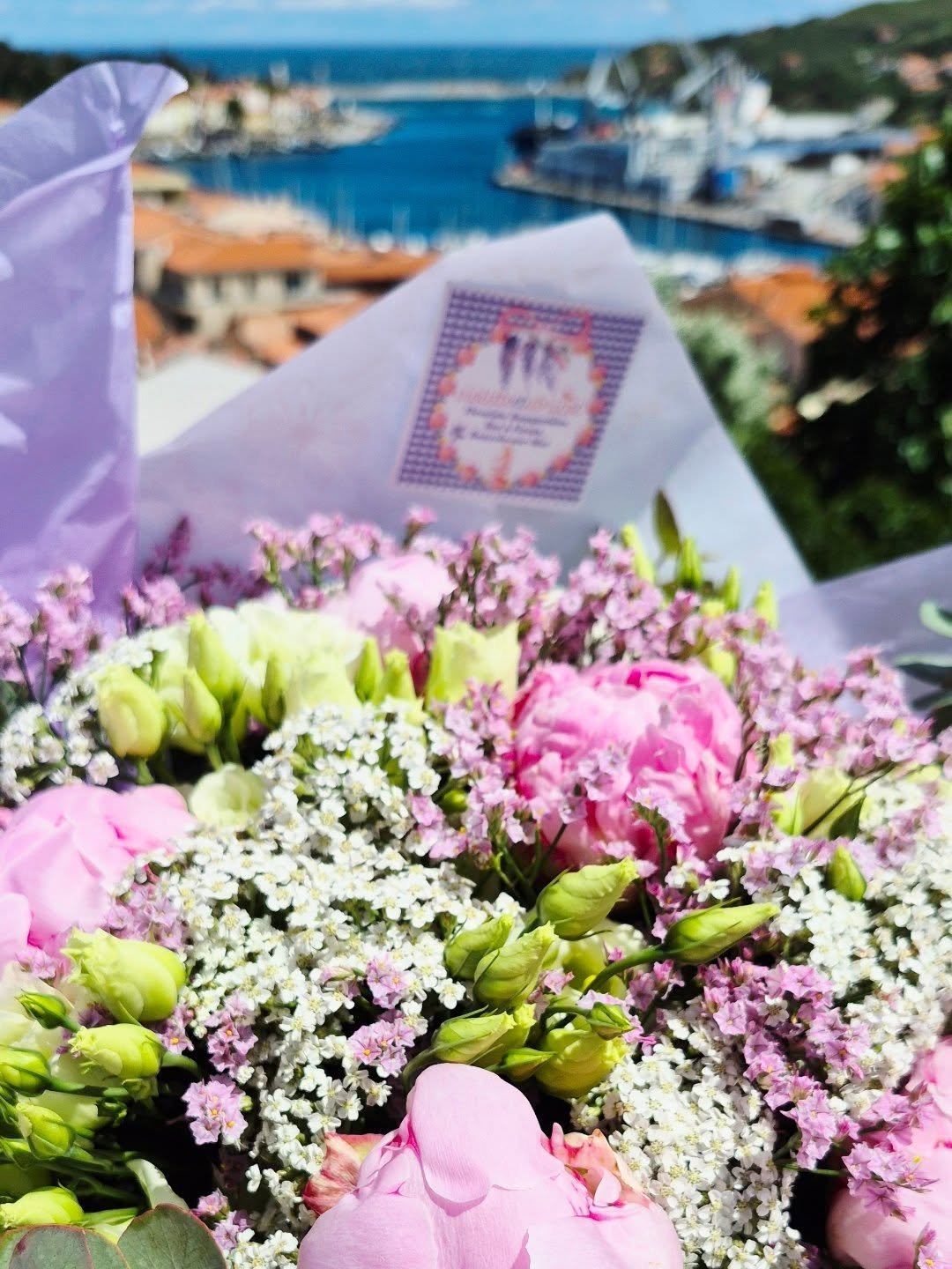 ​✨ Escapade florale &agrave; Port-Vendres... ✨

​En ce 15 mai, nos pivoines g&eacute;n&eacute;reuses et le lisianthus d&eacute;licat ont pris la route du littoral pour une livraison tout en douceur. Un bouquet pastel, v&eacute;ritable po&eacute;sie v