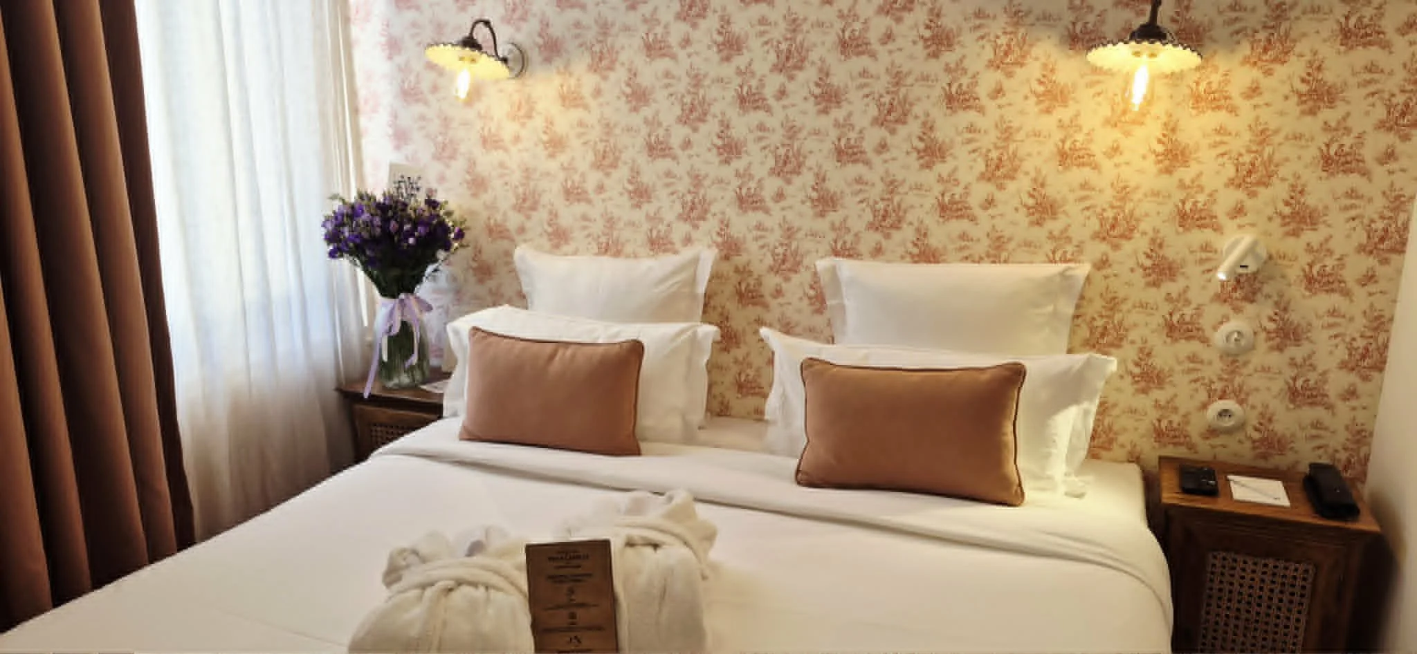 L’Art d’Offrir : Quand le Lisianthus Violet S’invite à la Villa Camille


