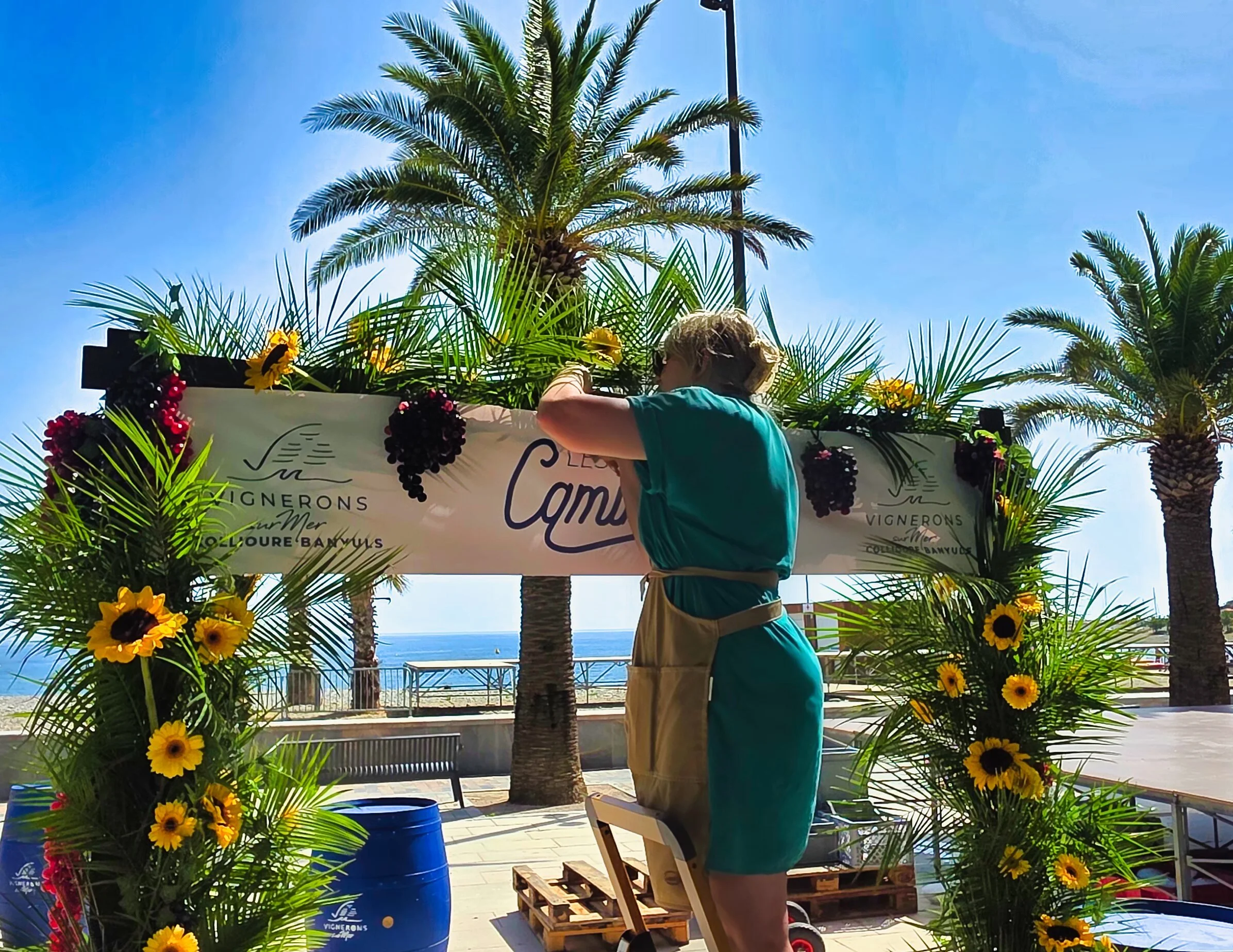 Une arche florale "Sang et Or" pour célébrer l'été et les Caminades à Banyuls-sur-Mer !