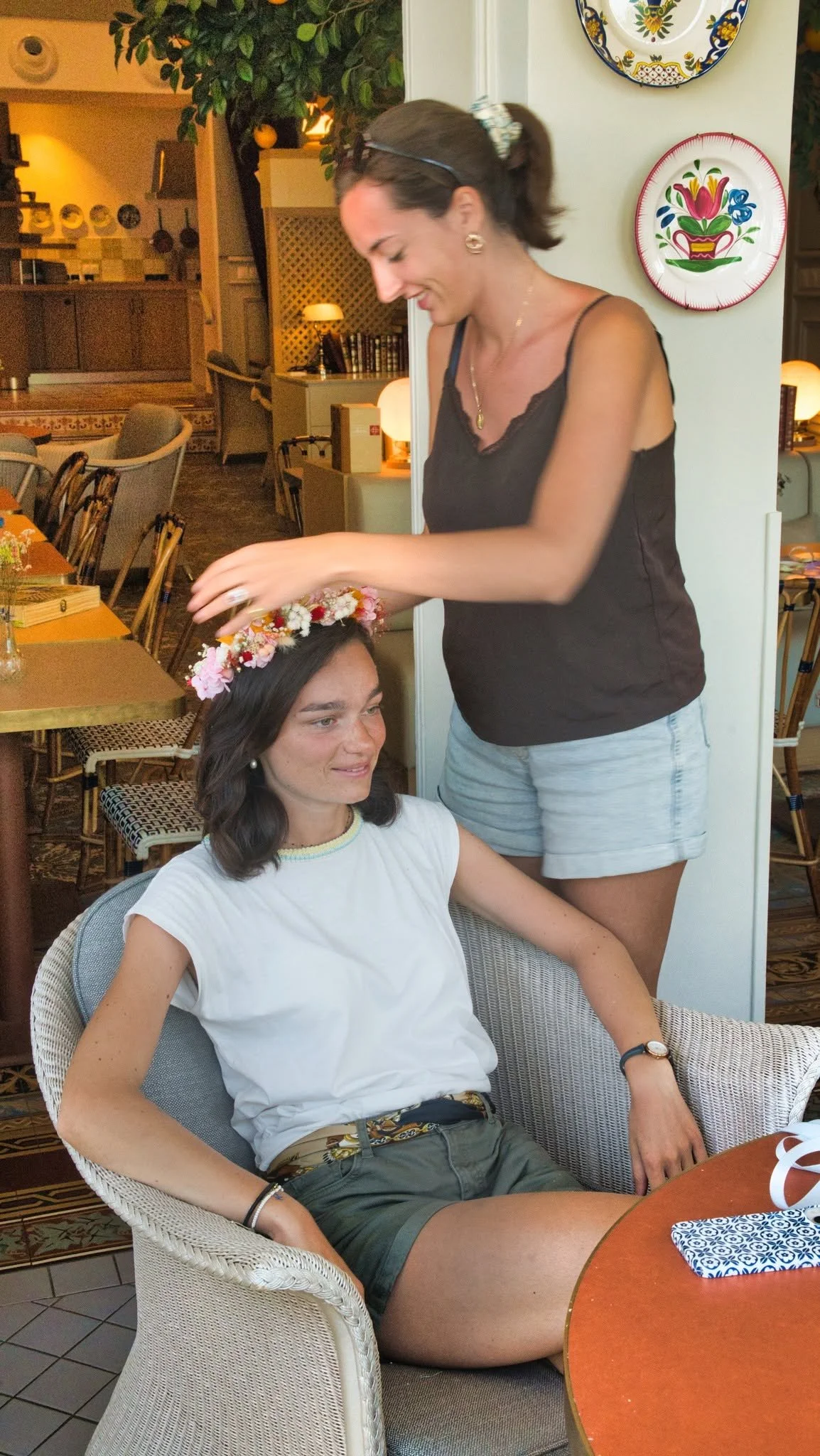 COURONNE DE FLEURS A PORTER VIOLETTE ET ABRICOT.jpg