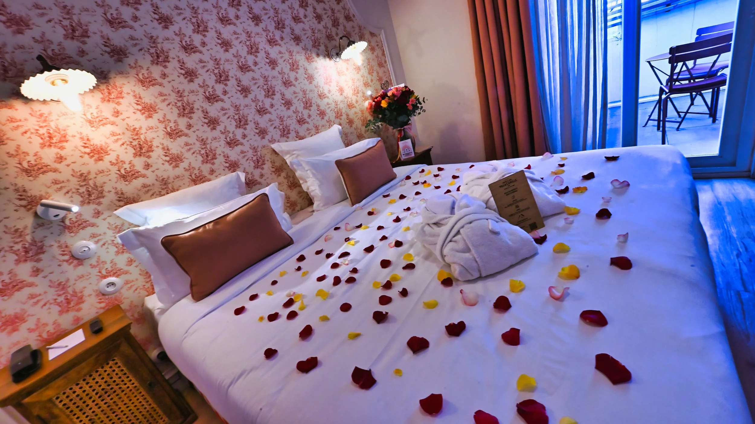 Scénographie Florale d'Échappée Romantique à la Villa Camille : LesCoulisses de notre Création