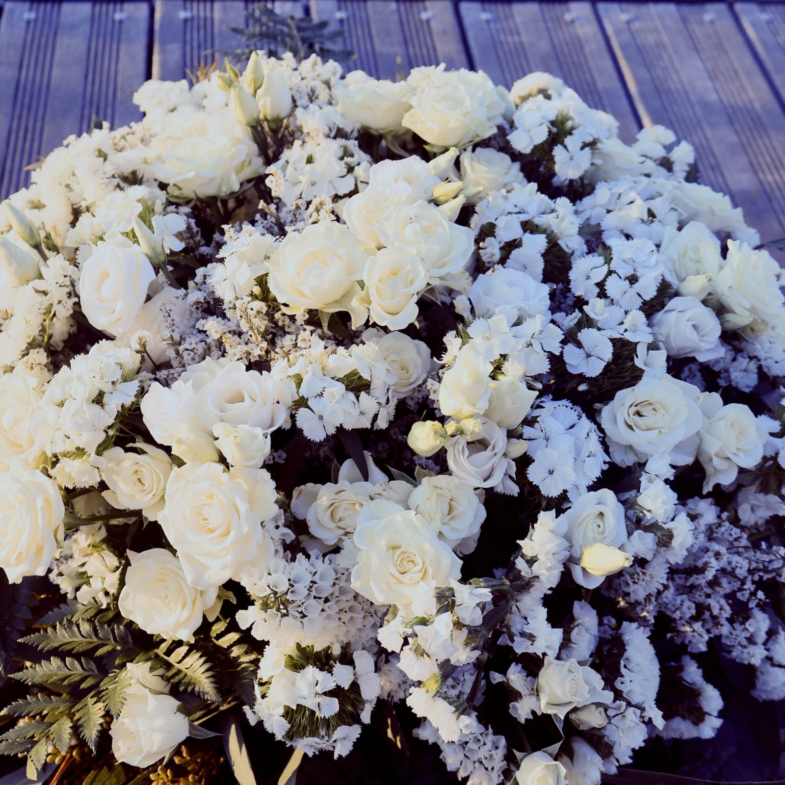 gerbe deuil fleurs blanche violetteetabricot Fleuriste Banyuls.jpg