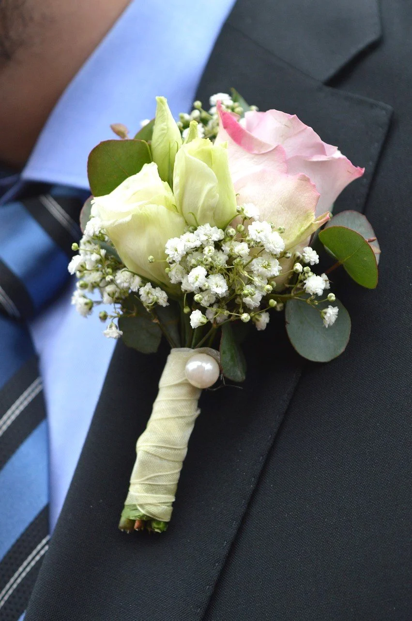 🤵 Boutonnière de Mariage Blanche – Élégance Discrète