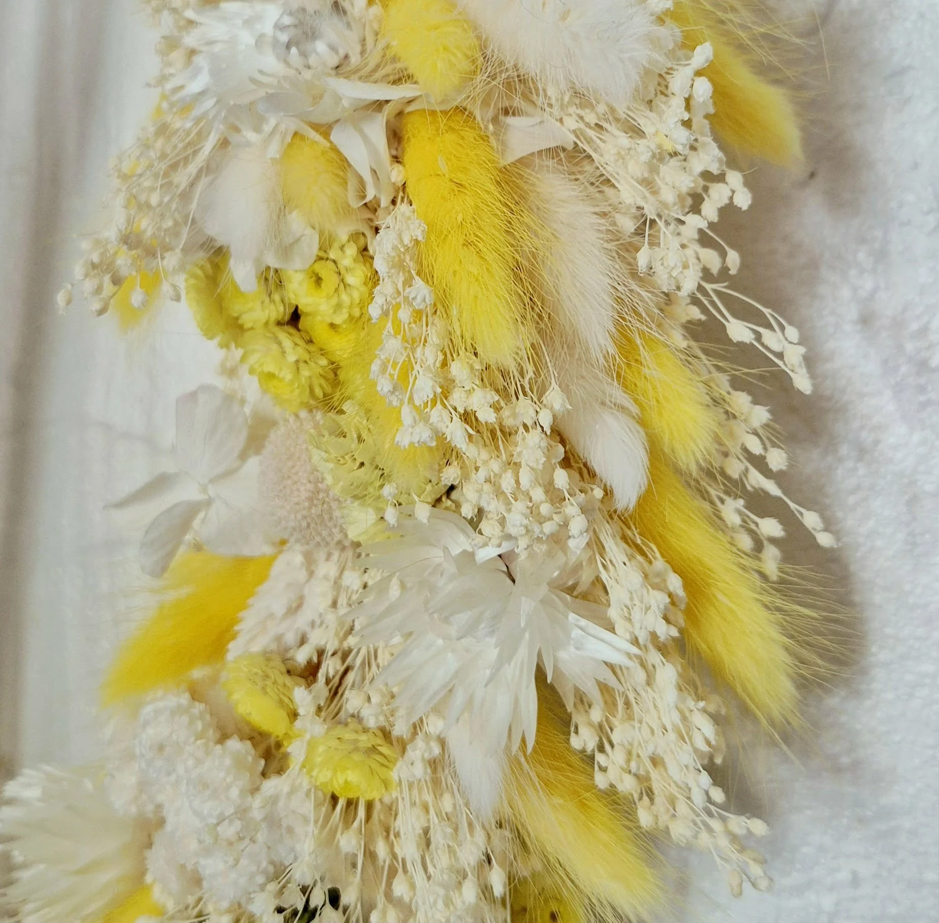 Détail de fleurs séchées jaunes, immortelles, hortensias blancs et lagurus  couronne Violette et Abricot. cadeau durable zt artisanal.jpg