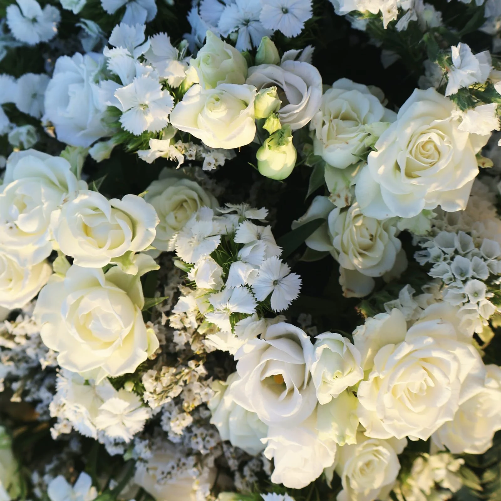 Gerbe blanche violetteetabricot fleuriste Banyuls.jpg