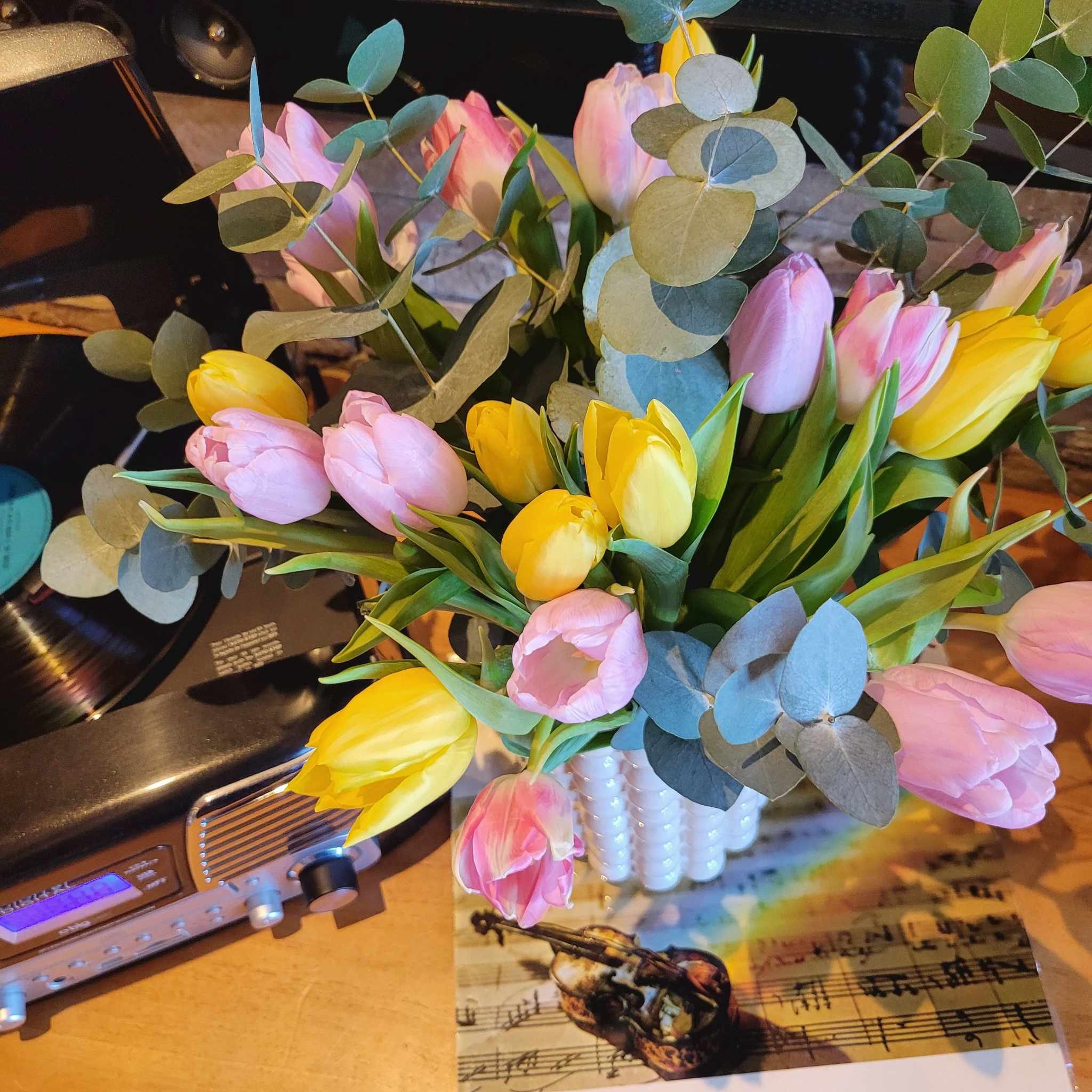 BOUQUET DE TULIPES JAUNE ET ROSES EUCALYPTUS.jpg