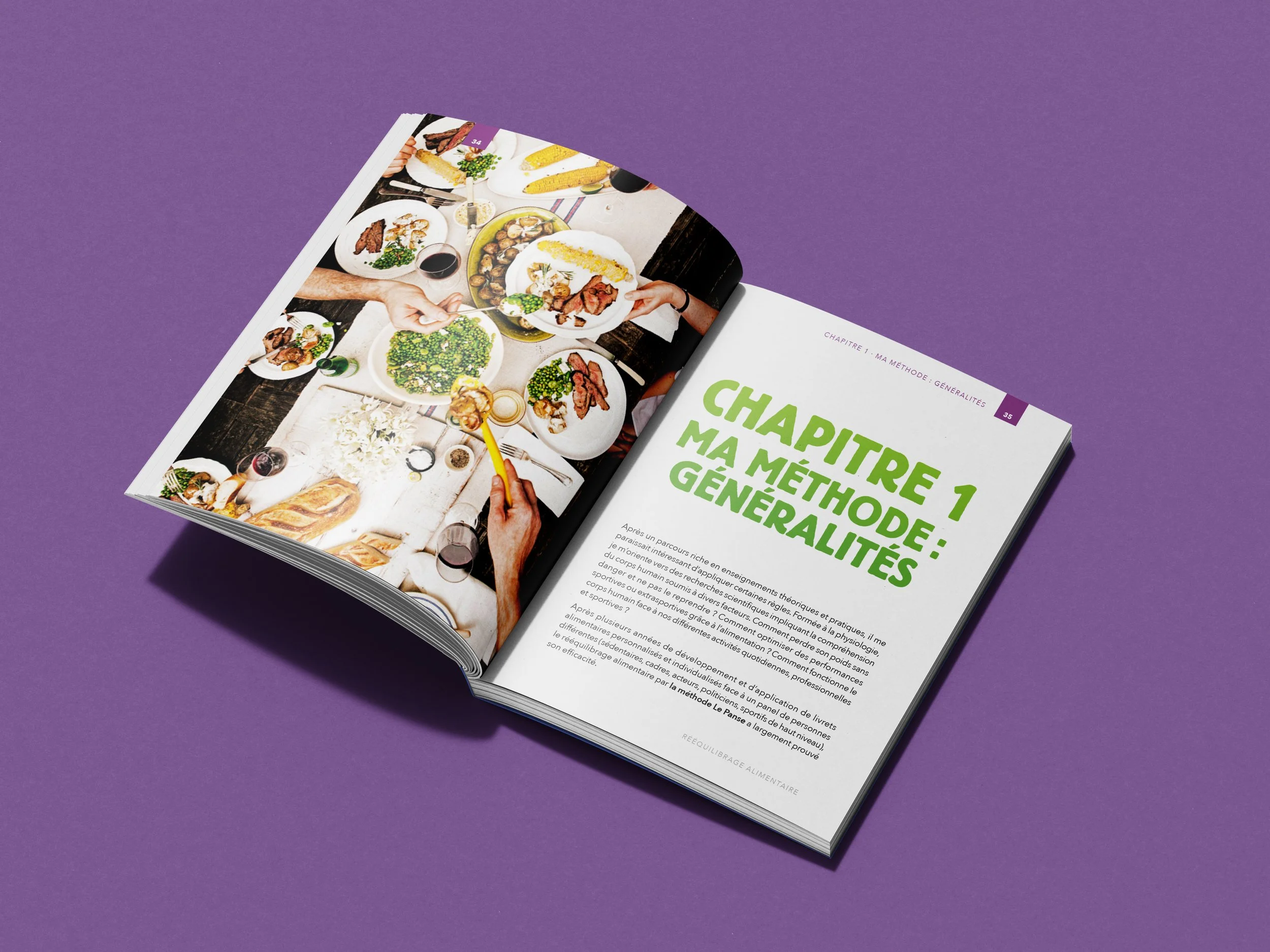 Livre ouvert sur une table violette avec une double page exposant un chapitre intitulé "Chapitre 1 Ma méthode : Généralités" en lettres vertes et une image d'un repas avec plusieurs plats."